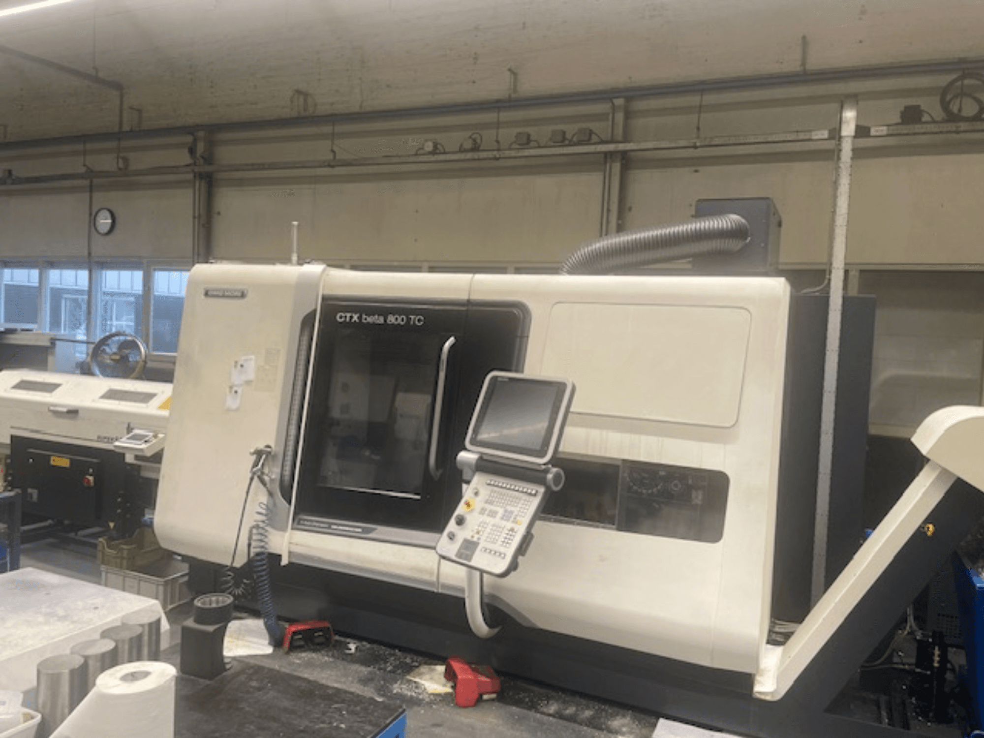 CTX beta 800 TC-maskin i en verkstad; framifrån syns kontrollpanelen och dammutsugningssystemet.