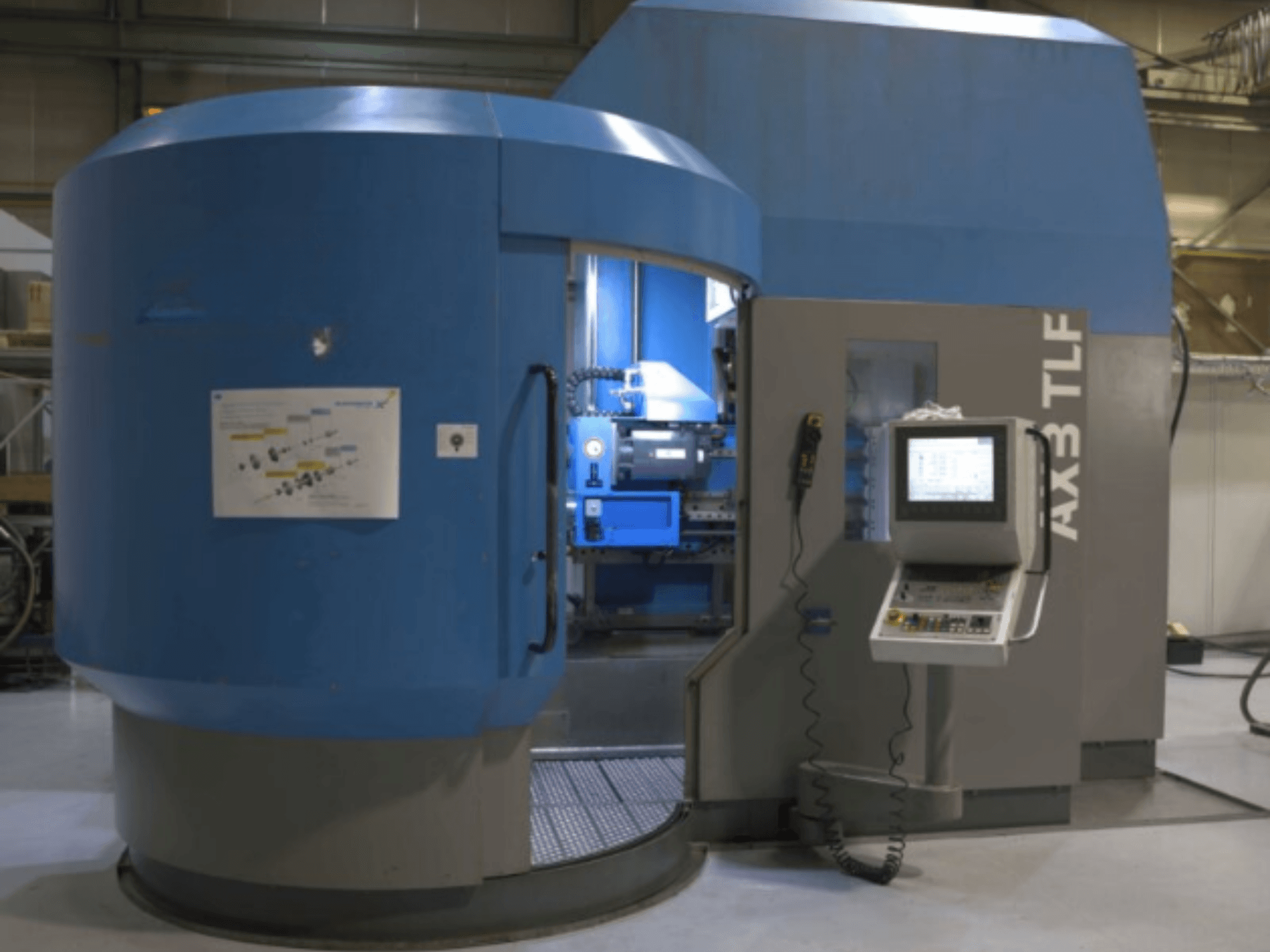 Borrmaskin IXION Auerbach IA2 TLF-1200.4 framifrån; har kontrollpanel och blått hölje.