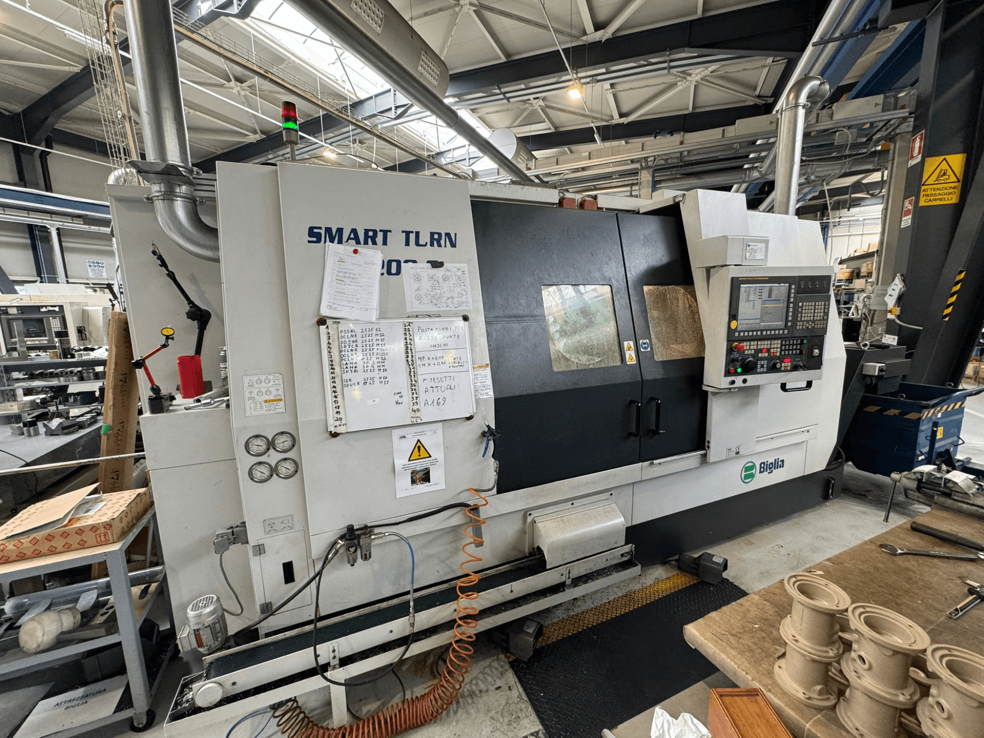 Biglia Smart Turn B1200S svarvfräs i en verkstad, med kontrollpanel, mätare och säkerhetsindikatorer.