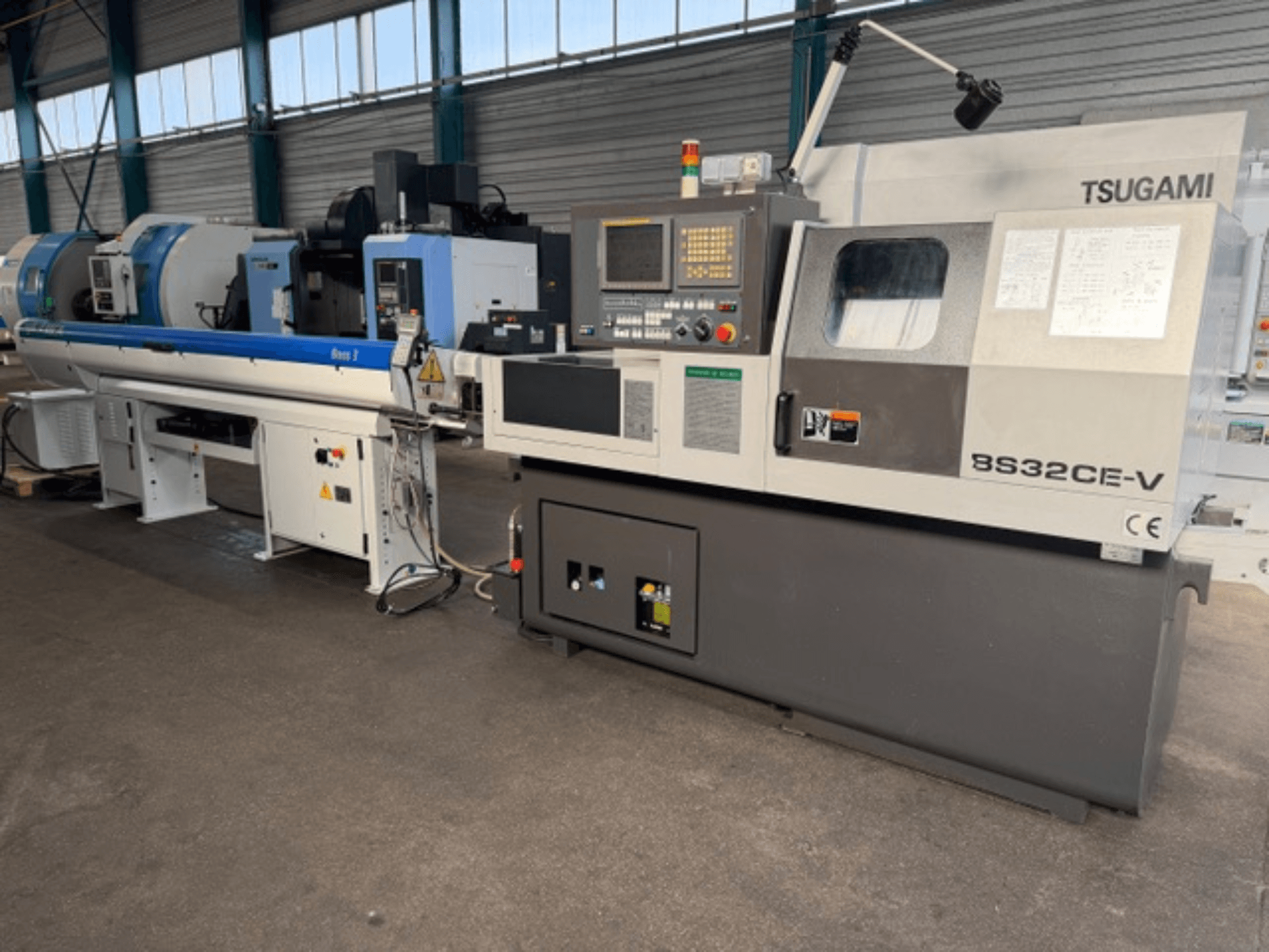 TSUGAMI BS32CE-V svarv av schweizisk typ framifrån, med kontrollpanel och monterad spindel.