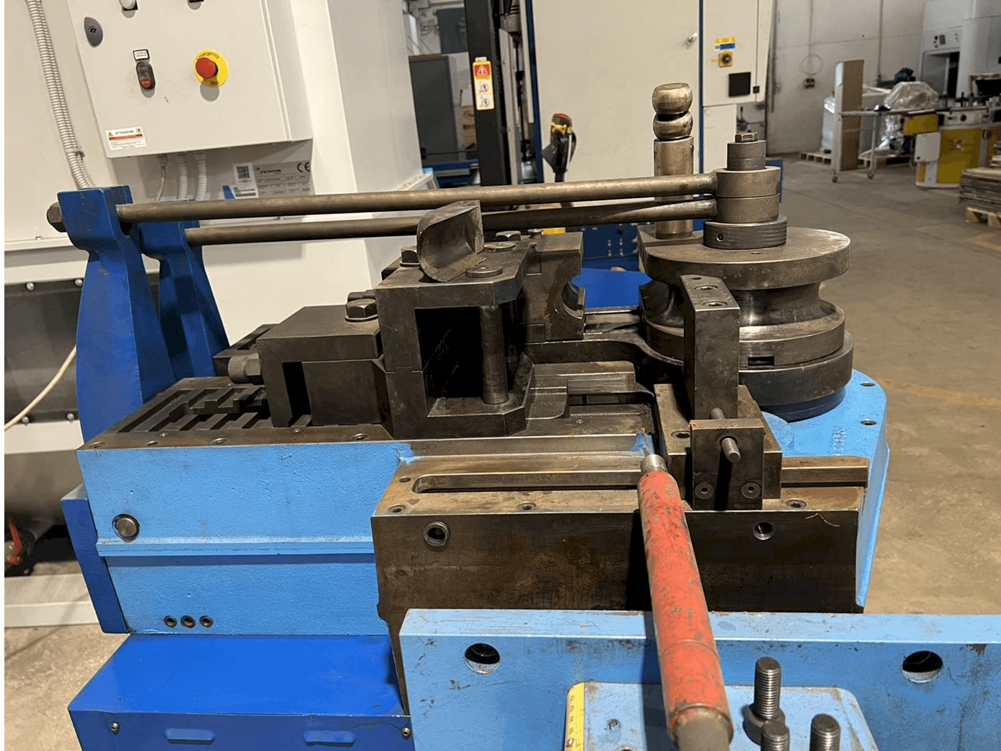 CBC Uni 90-maskinen sedd från vänster sida