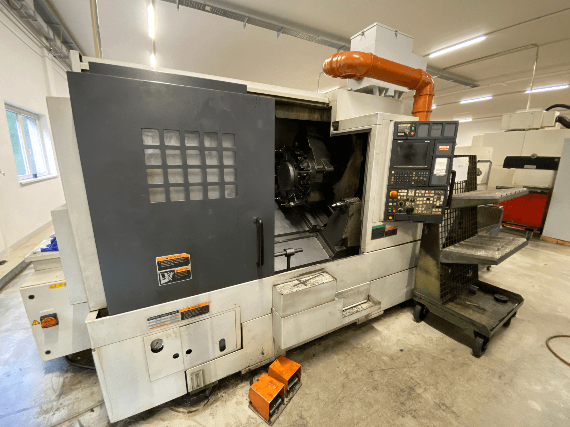 DMG Mori Seiki NL2500Y/700 svarv- och fräscenter, framifrån med detaljer på kontrollpanelen och maskinhöljet.