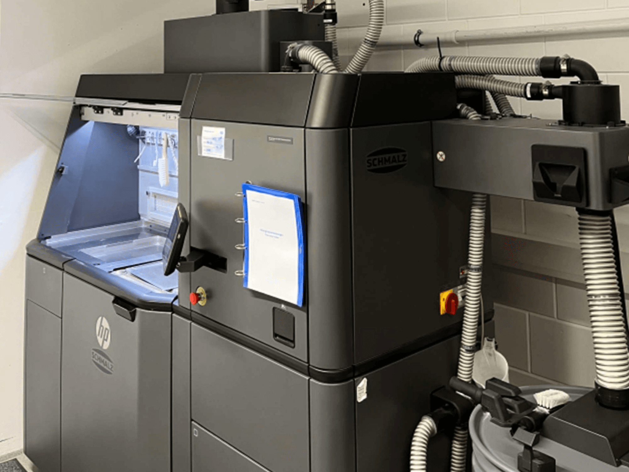 HP Jet Fusion 3D 4200 3D-skrivare för plast, sidovy, som visar kontrollpanelen och de inre komponenterna.