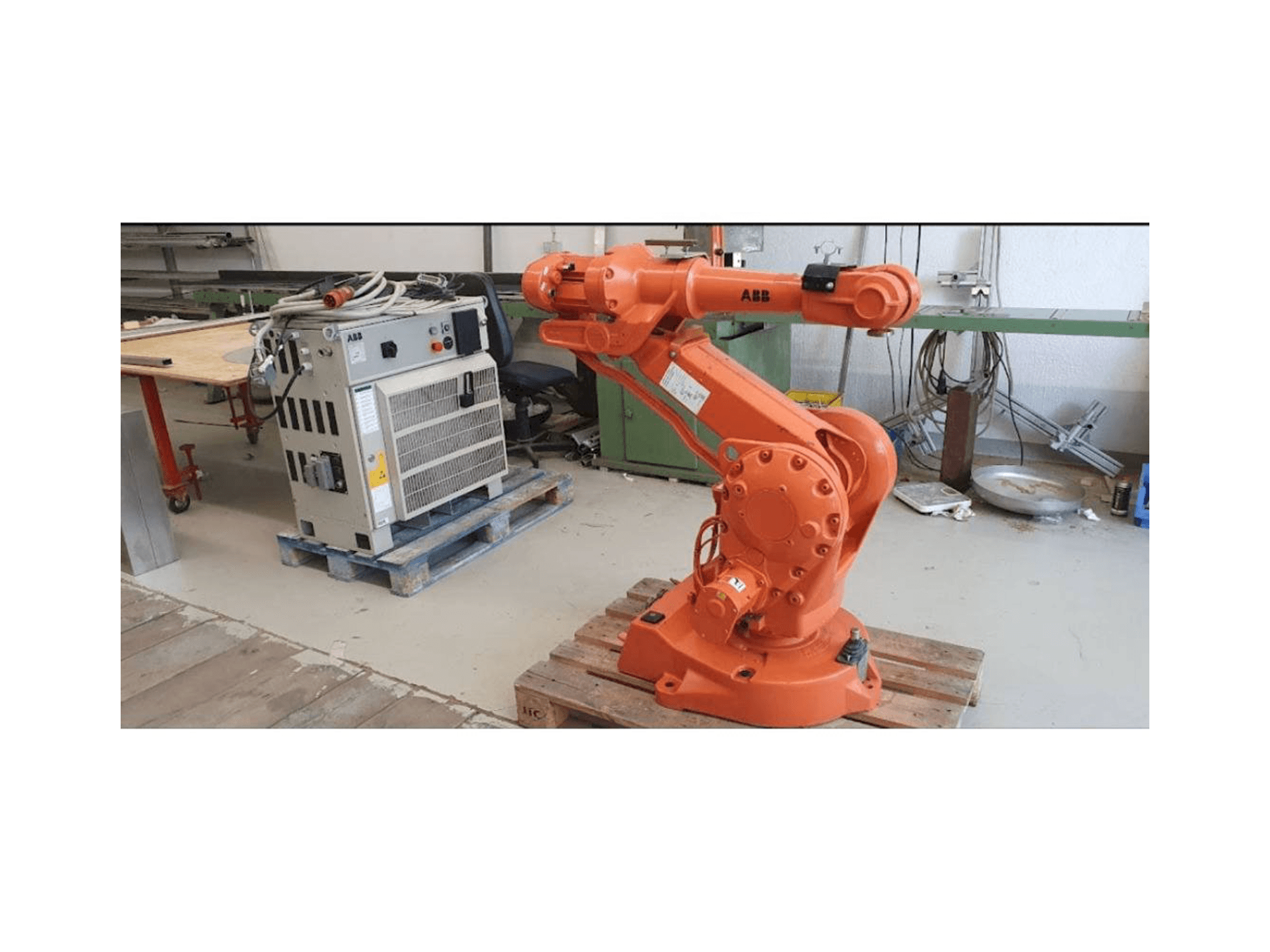 ABB IRB 2400 M2000-maskinen framifrån