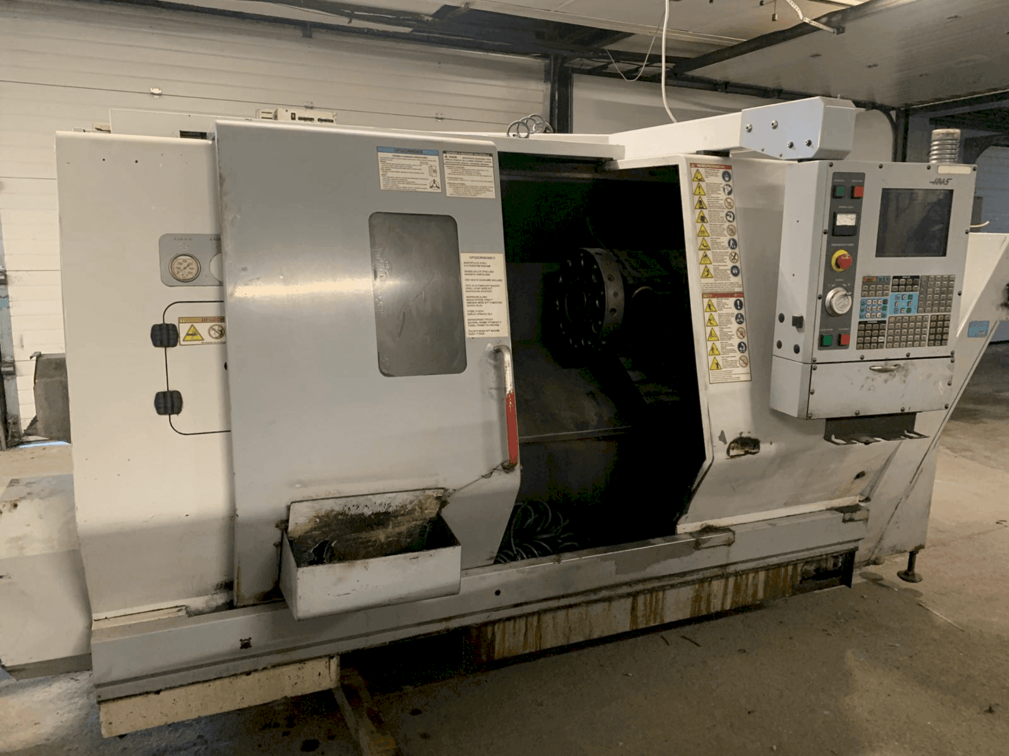 HAAS SL-20HE-maskinen framifrån