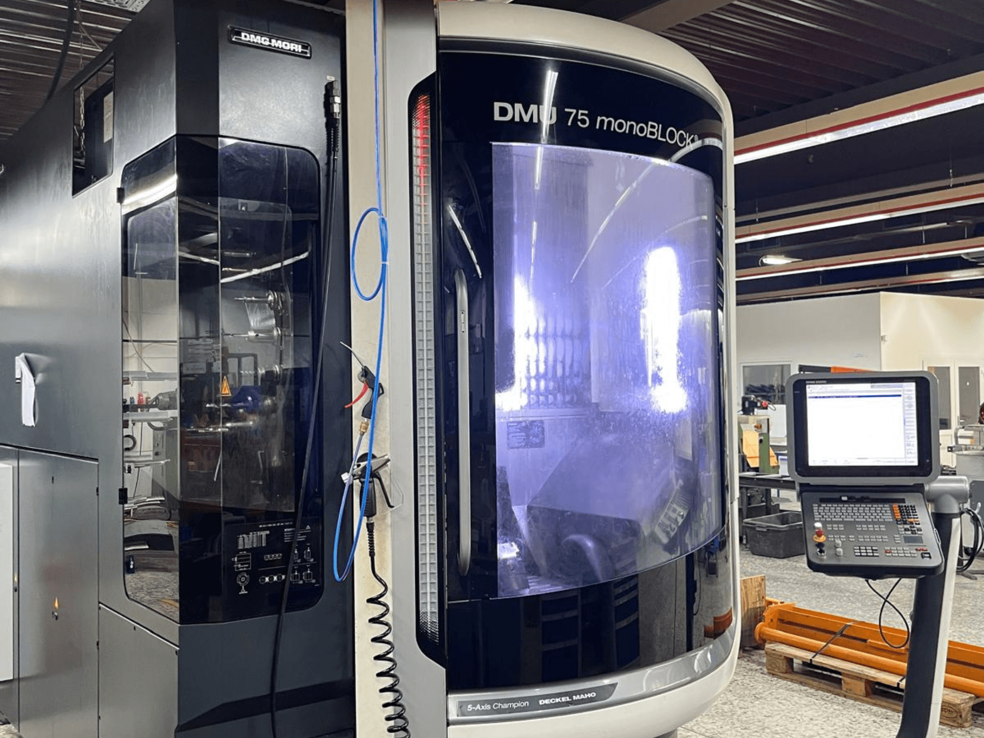 DMG MORI DMU 75 MonoBlock universellt bearbetningscenter, framifrån, med kontrollpanel och distinkt hölje.