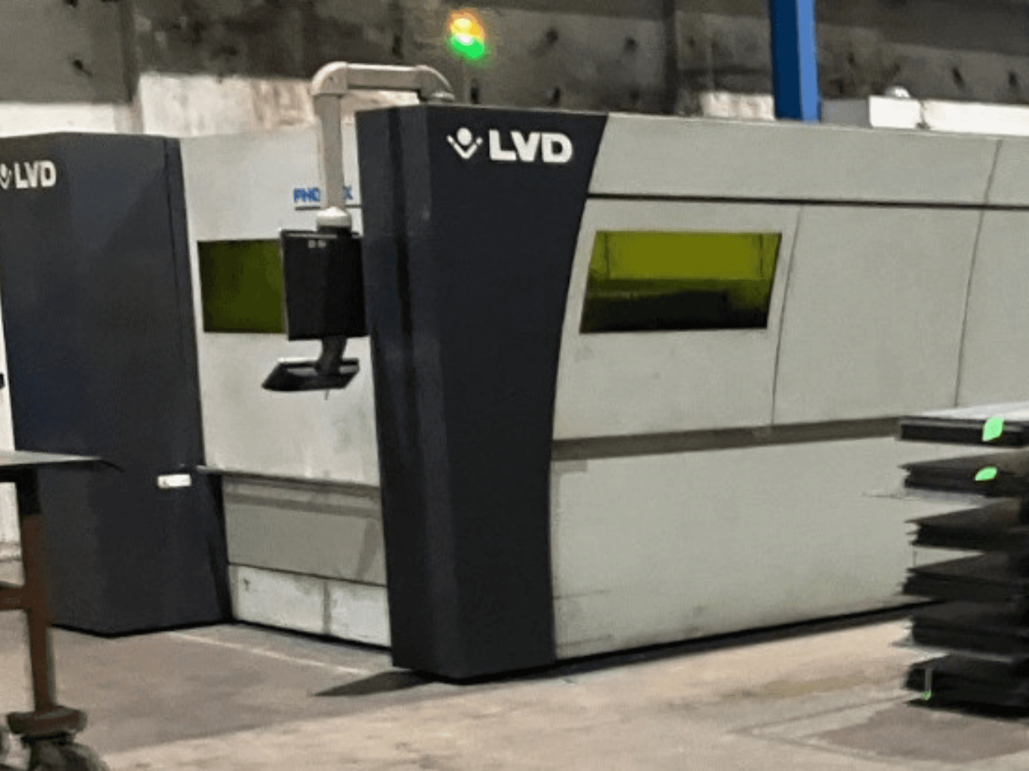 LVD industriell laserskärmaskin i en fabrik, framifrån visar den sin eleganta design och gröna driftindikatorlampor.