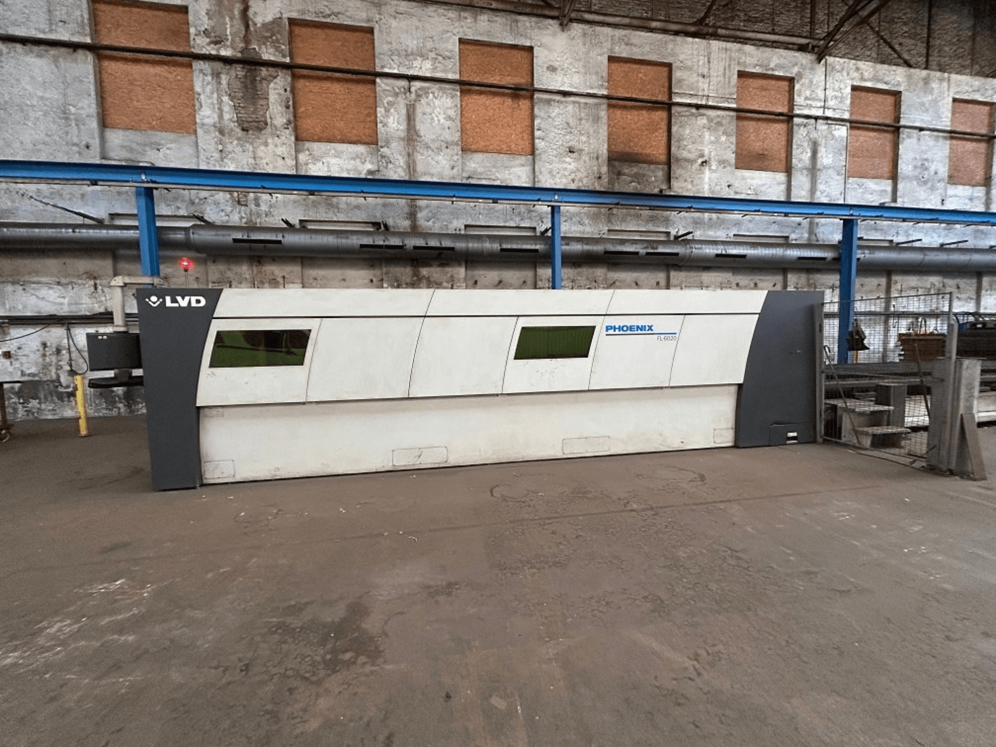 LVD Phoenix fiberlaserskärmaskin i en industriell miljö, framifrån som visar dess eleganta design och driftsfunktioner.