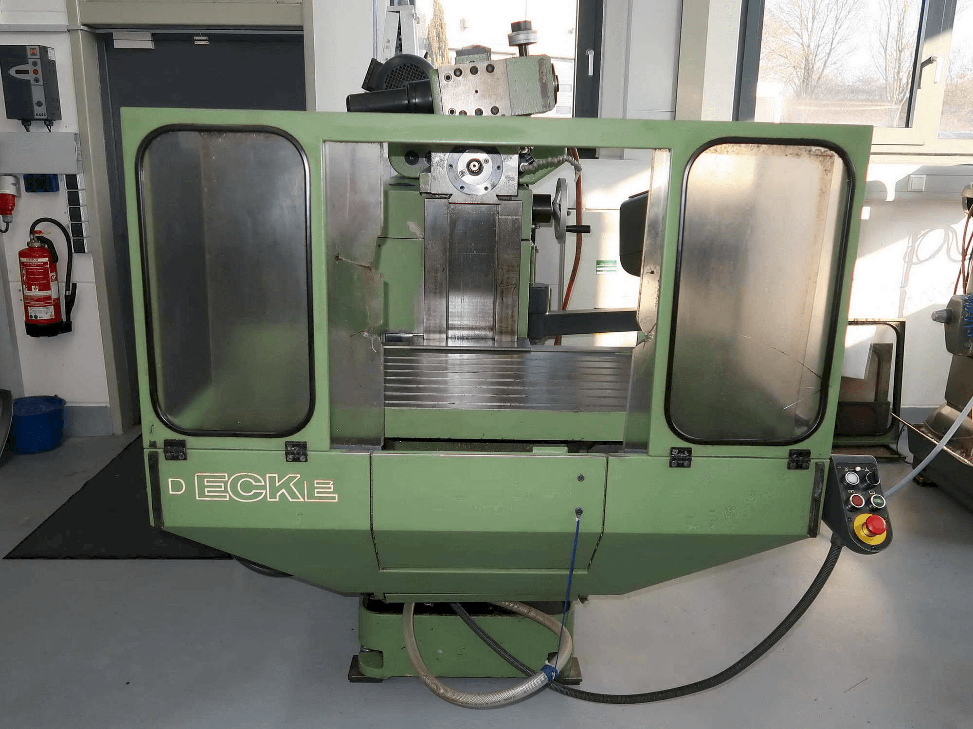 DECKEL MAHO FP4MA-maskinen framifrån