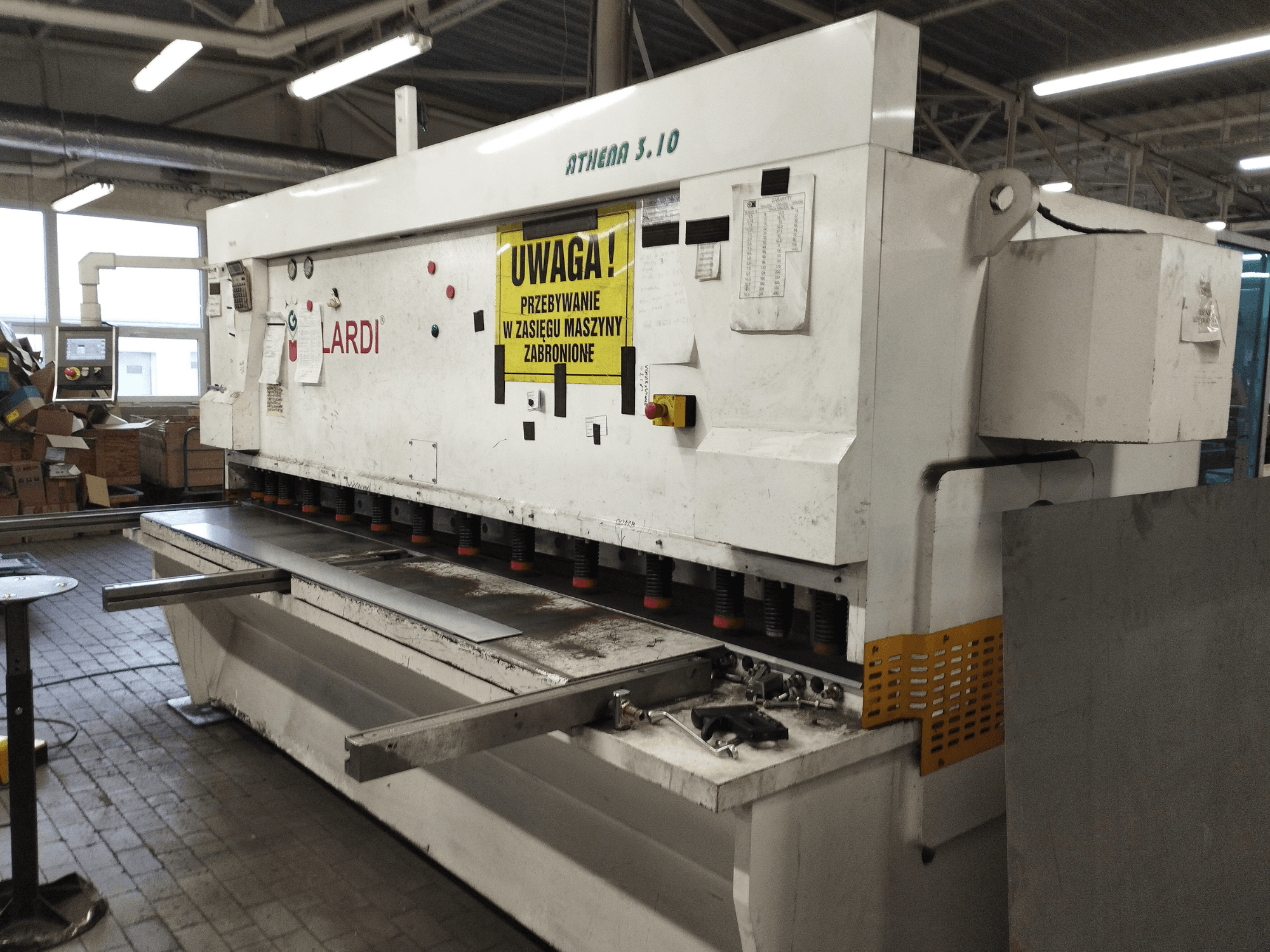GILARDI ATHENA 3.10 CNC-skärmaskin i en verkstad, framifrån, där man ser kontrollpanelen och skärbladen.