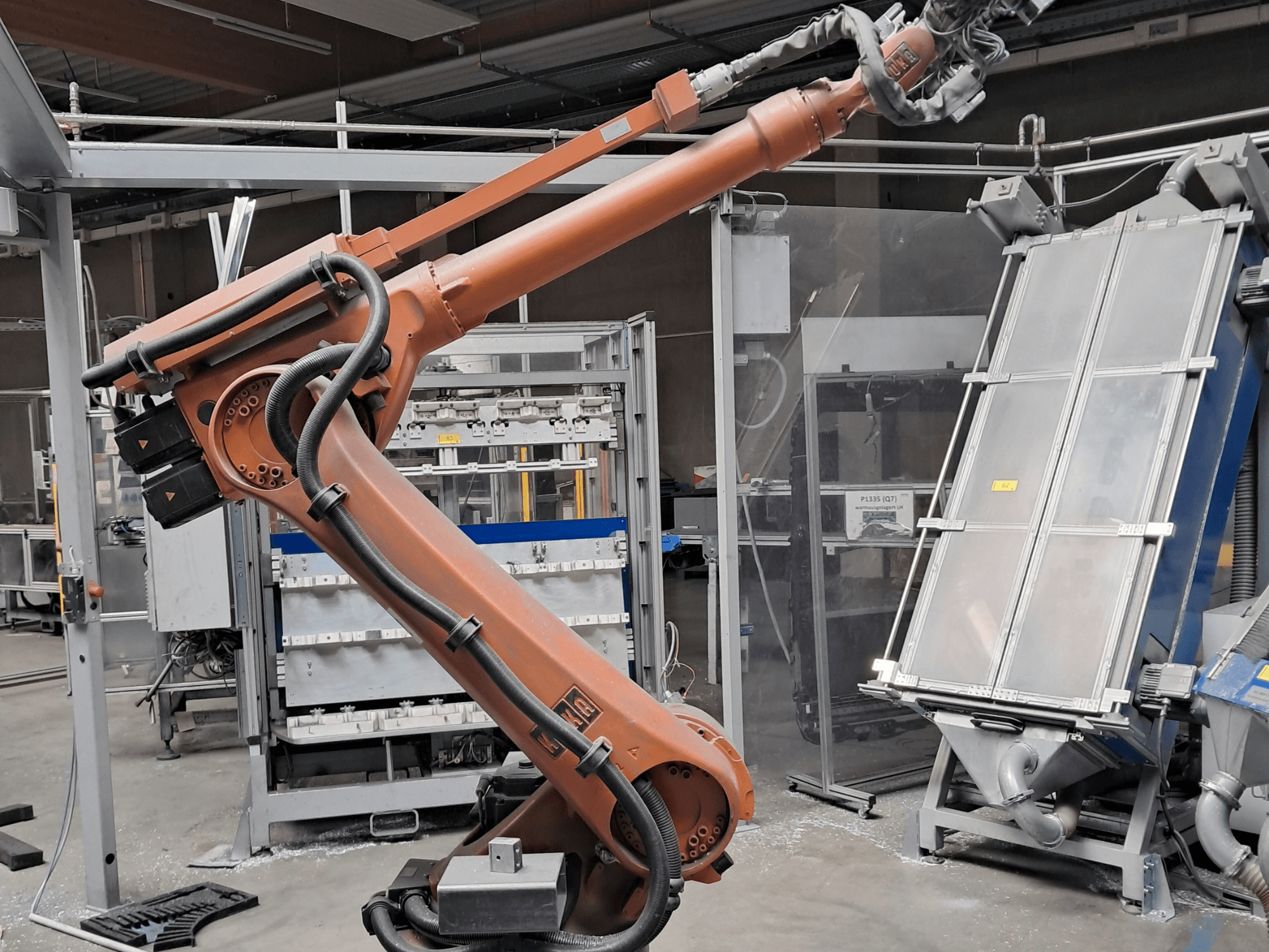 Robotarmen KUKA KR 30L16-2 i en fabriksmiljö, sidovy som visar kablar och mekaniska komponenter.