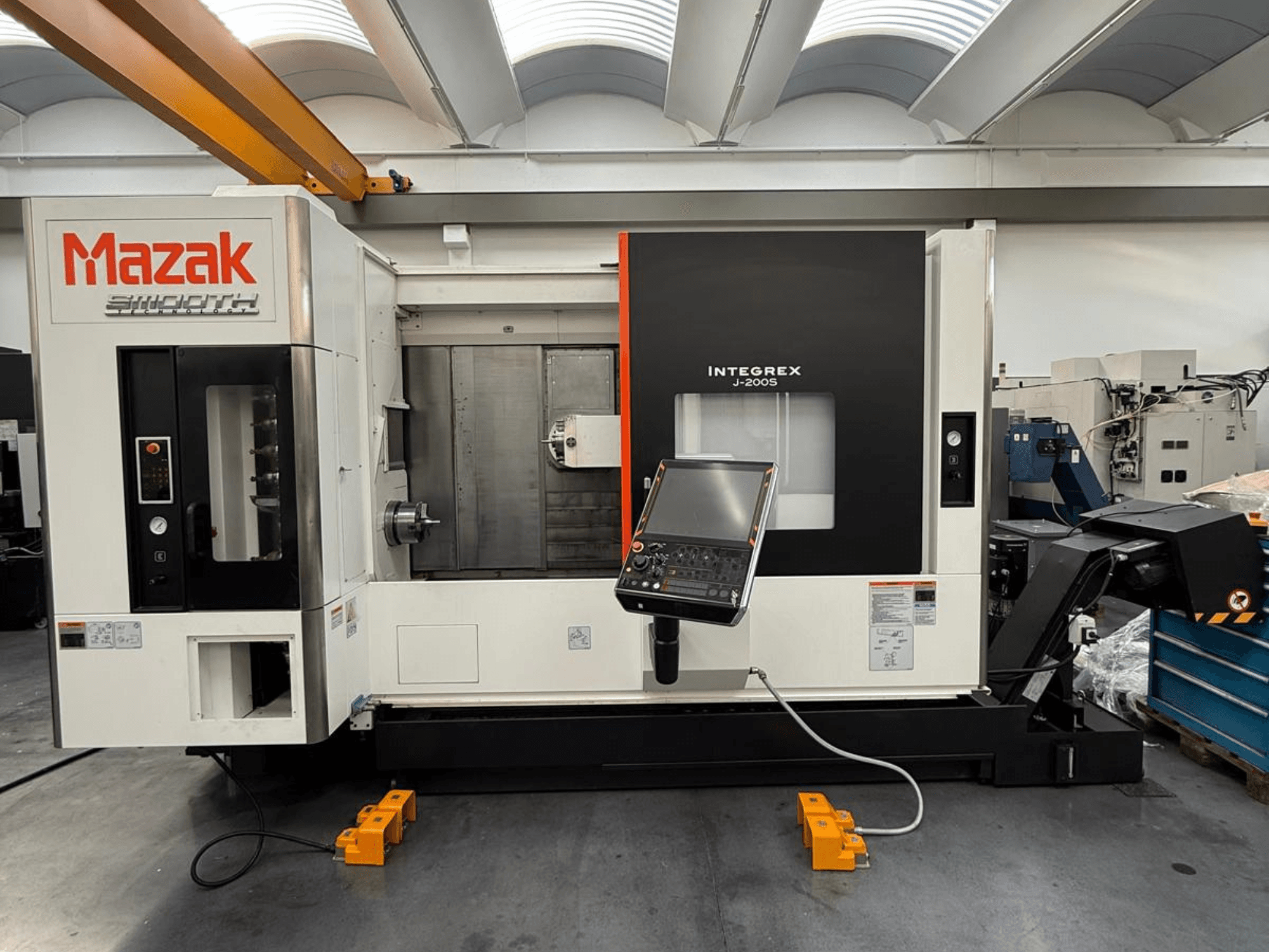 Mazak INTEGREX J-200 S fräs-svarvcenter framifrån, med kontrollpanel och bearbetningsområde, placerad på fabriksgolvet.