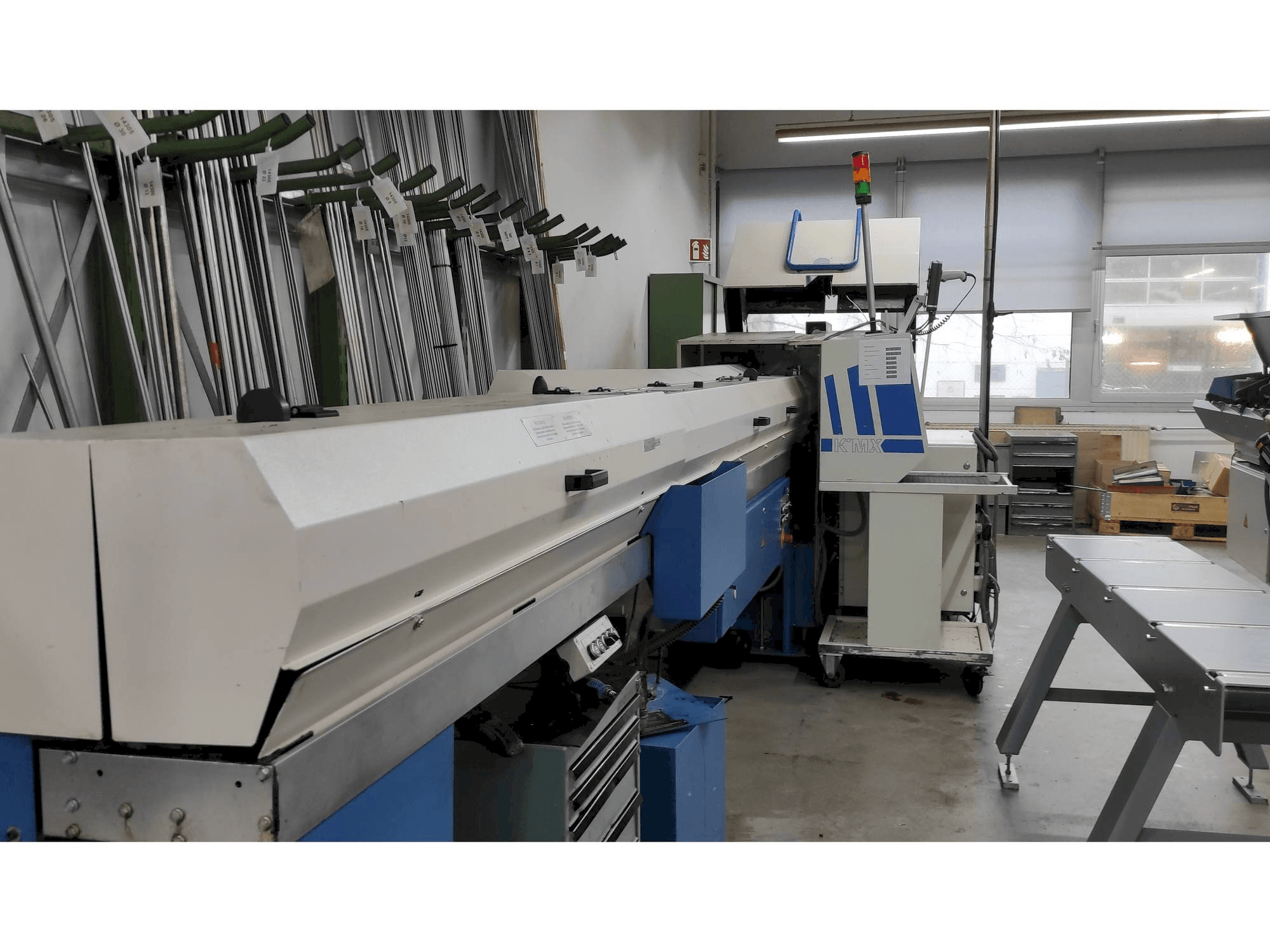 Manurhin KMX 226 with FMB bar loader-maskinen sedd från vänster