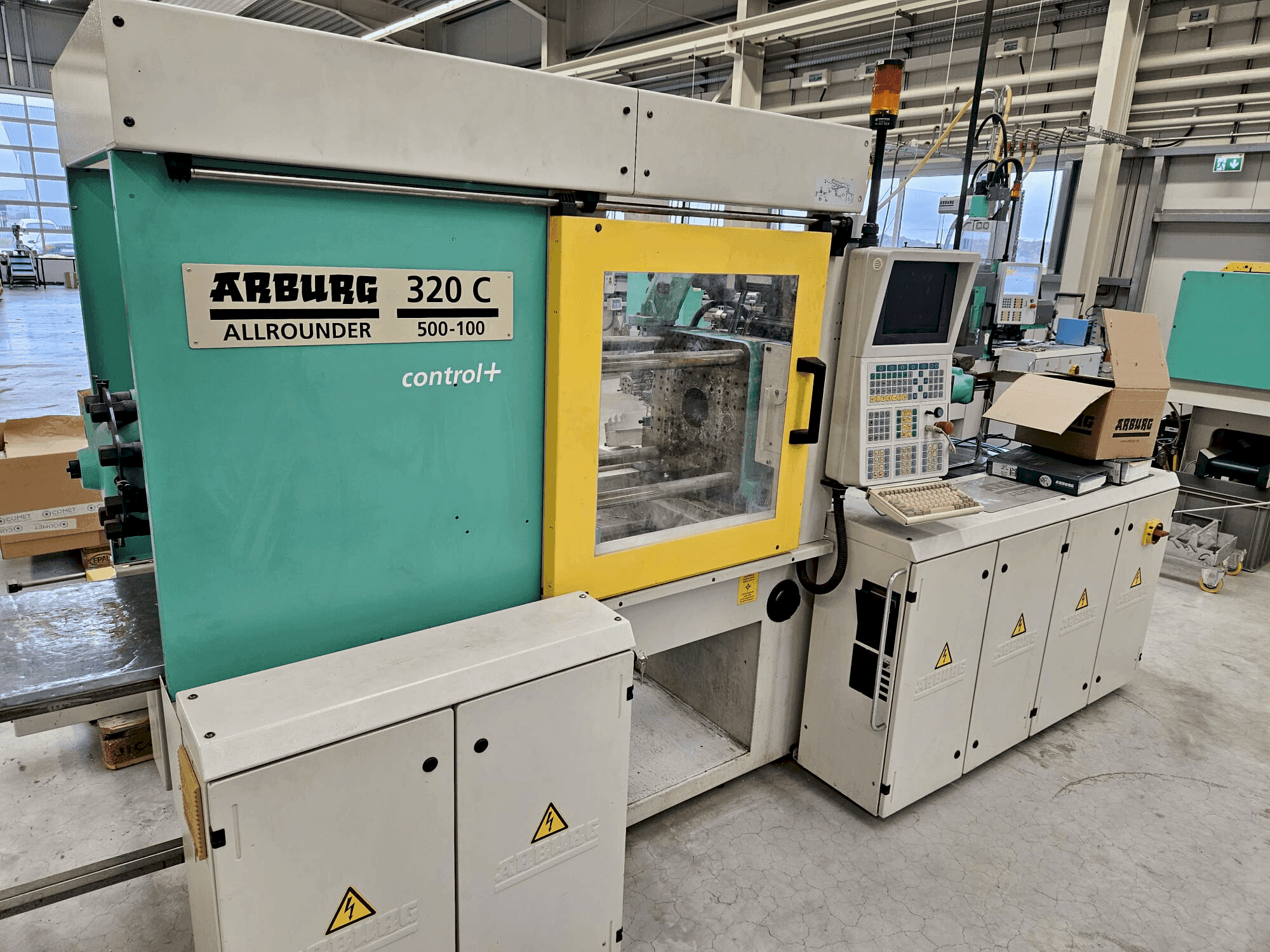 Arburg 320 C 500-100 + Multilift H with B-Axis-maskinen framifrån