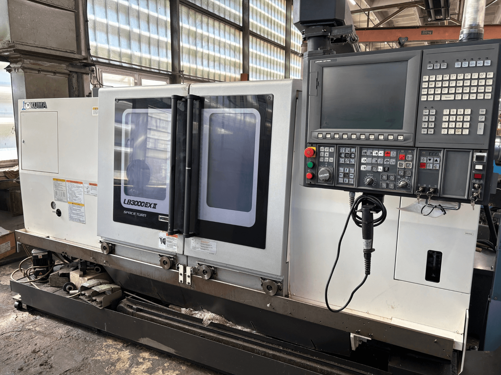 Okuma LB3000EXII horisontell svarv, framifrån med kontrollpanelen och lastluckan i förgrunden.