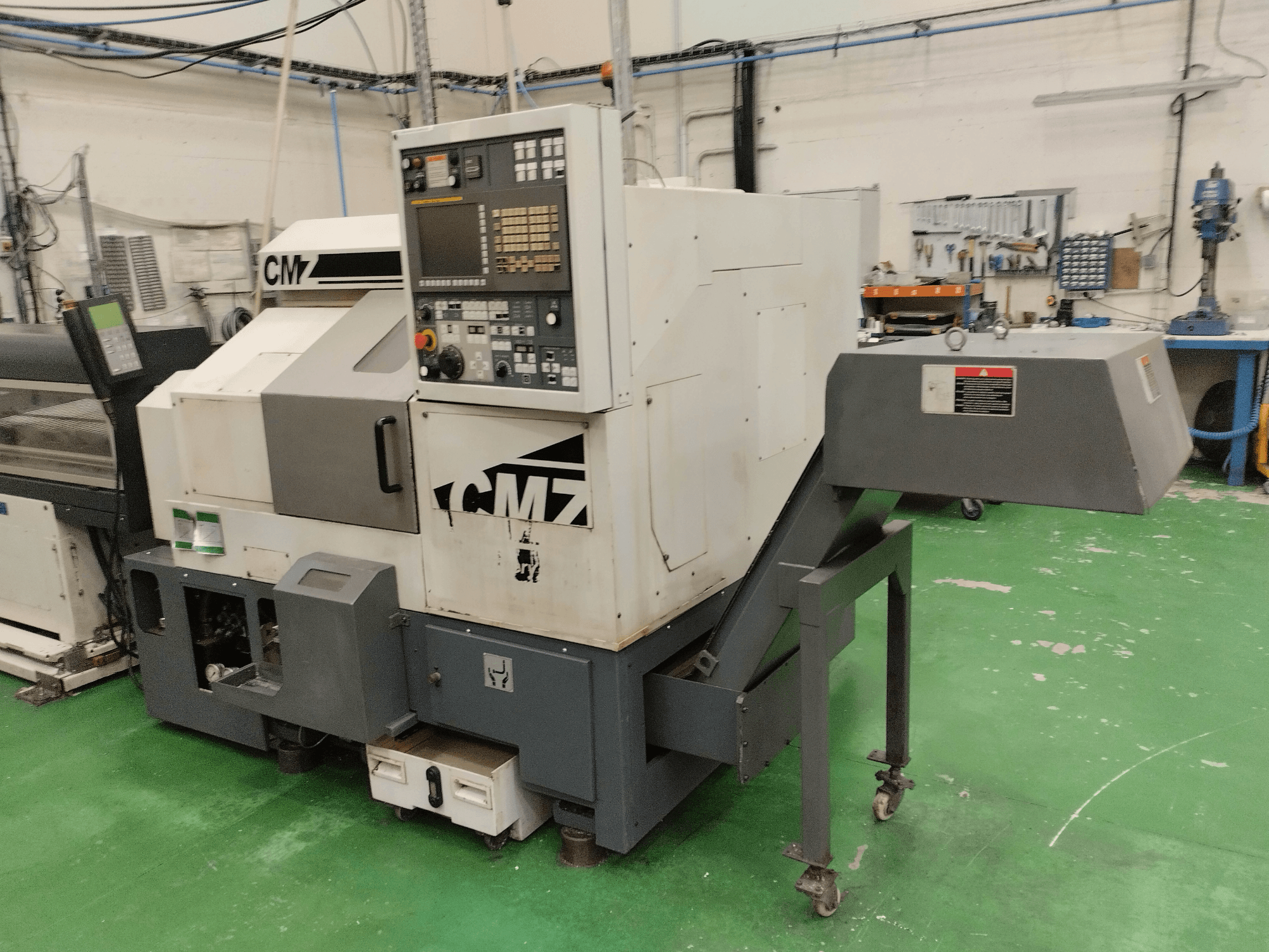 CMZ TB-67M svarv- och fräscenter framifrån, med kontrollpanel och matningsmekanism, i verkstadsmiljö.