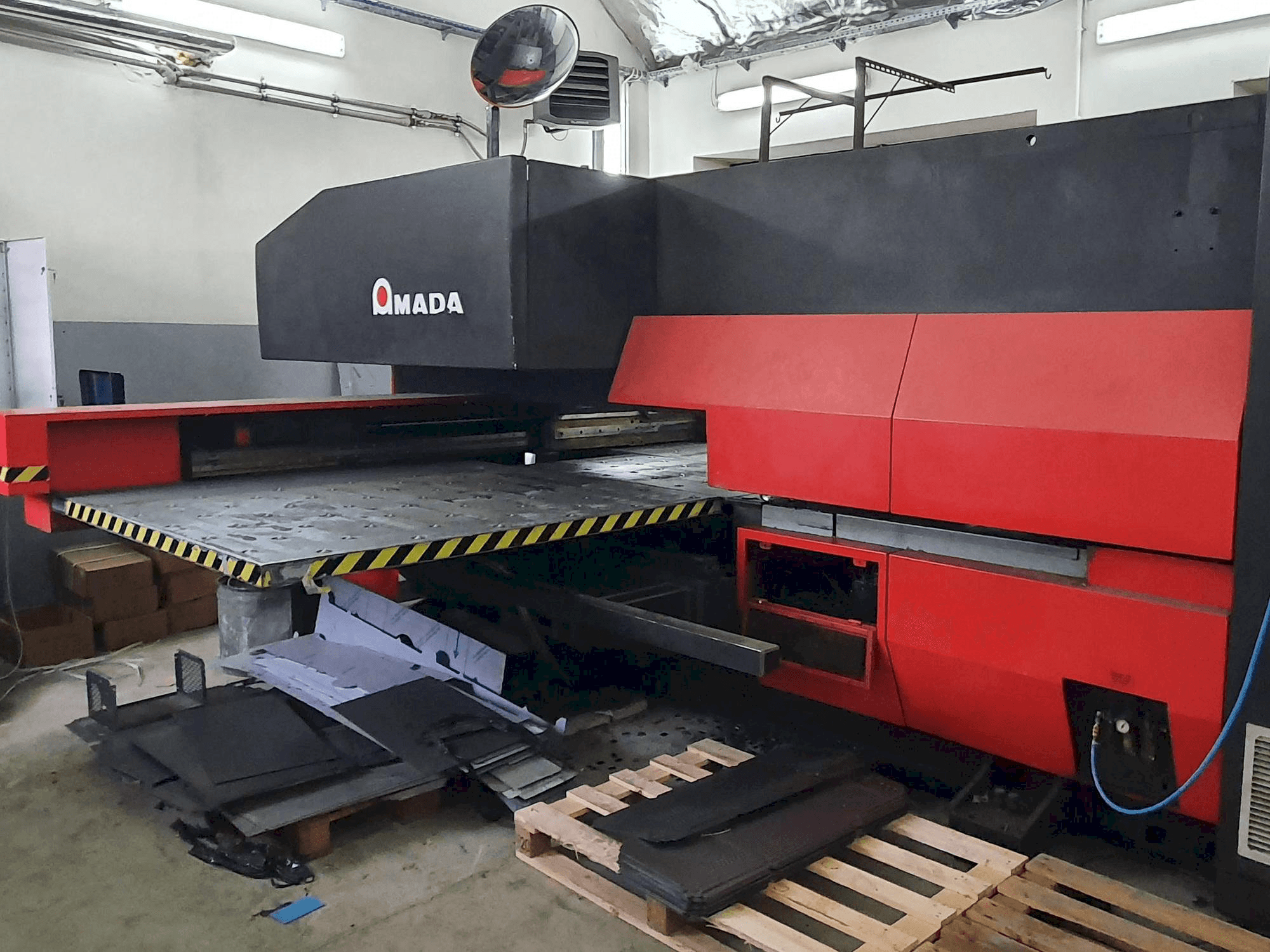 AMADA EUROPA 258-maskinen framifrån
