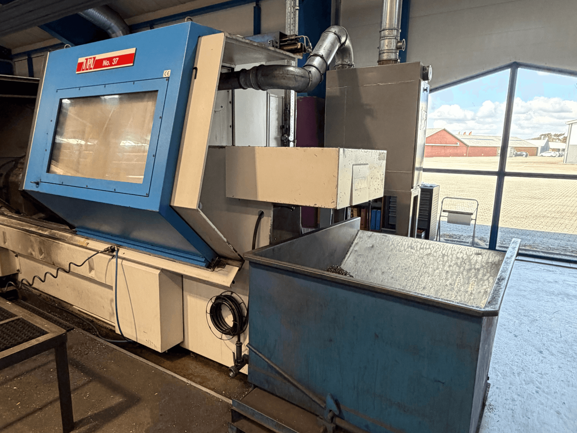 Horisontell svarv BOEHRINGER VDF 315 CM, framifrån med blå panel och soptunna.