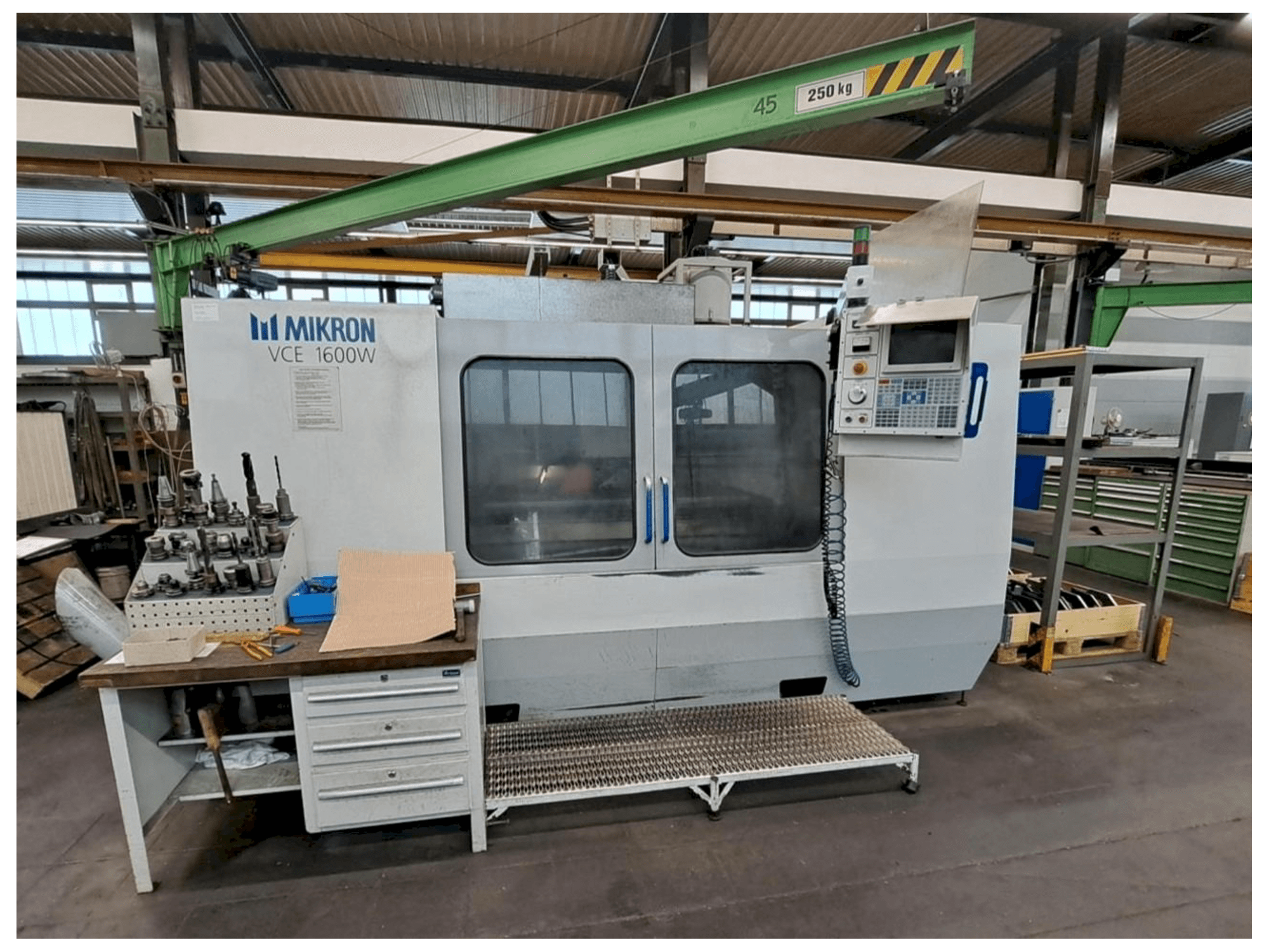 HAAS MIKRON VCE 1600W-maskinen framifrån