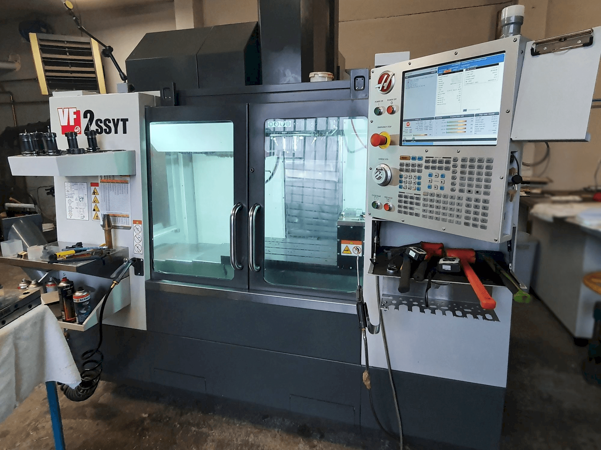 HAAS VF-2SSYT-maskinen framifrån