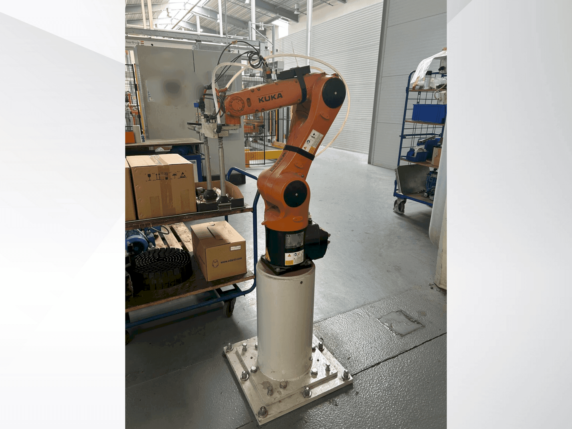 KUKA KR 6 R900 fivve-maskinen framifrån