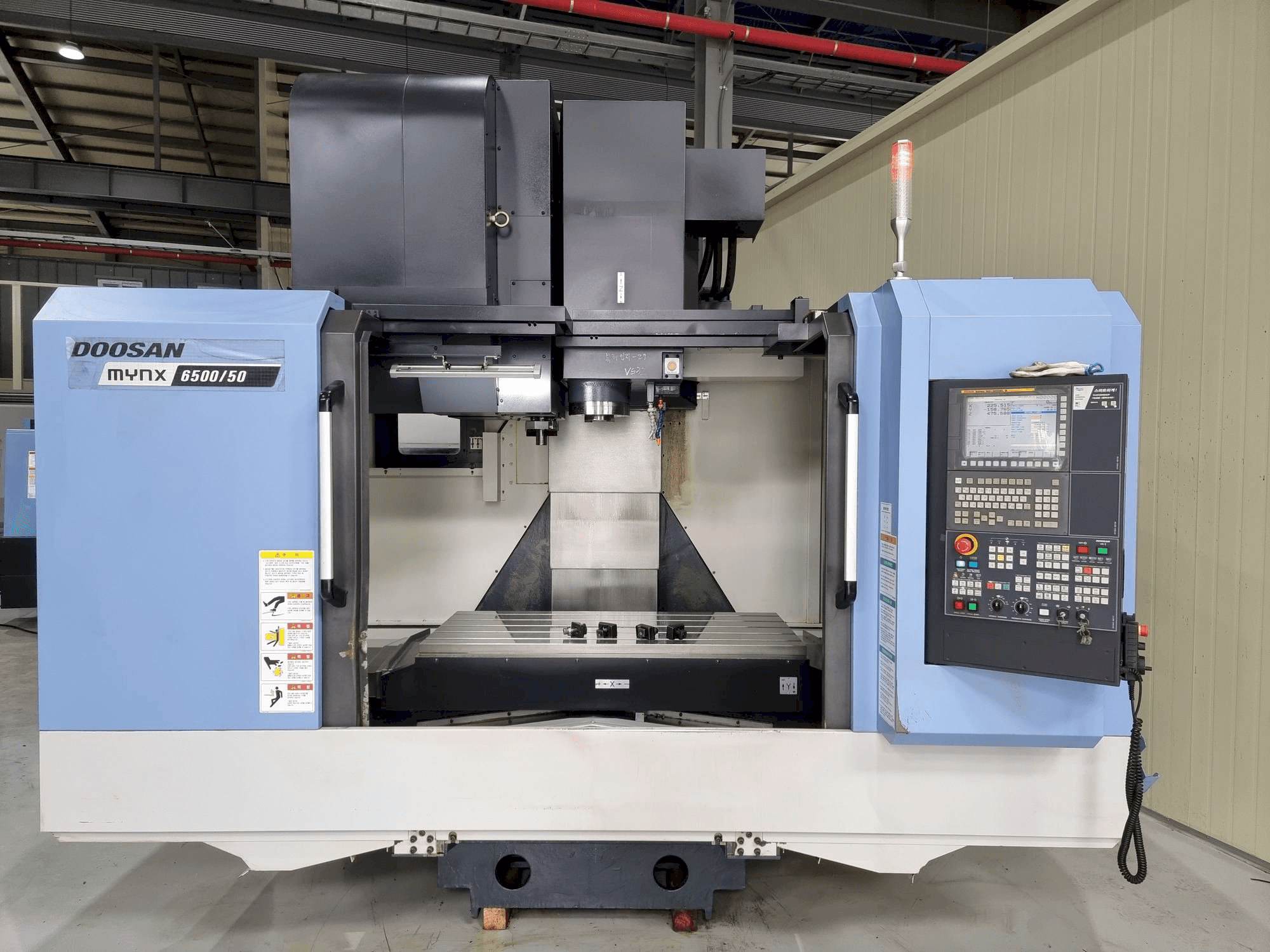 Doosan MYNX 6500/50-maskinen framifrån
