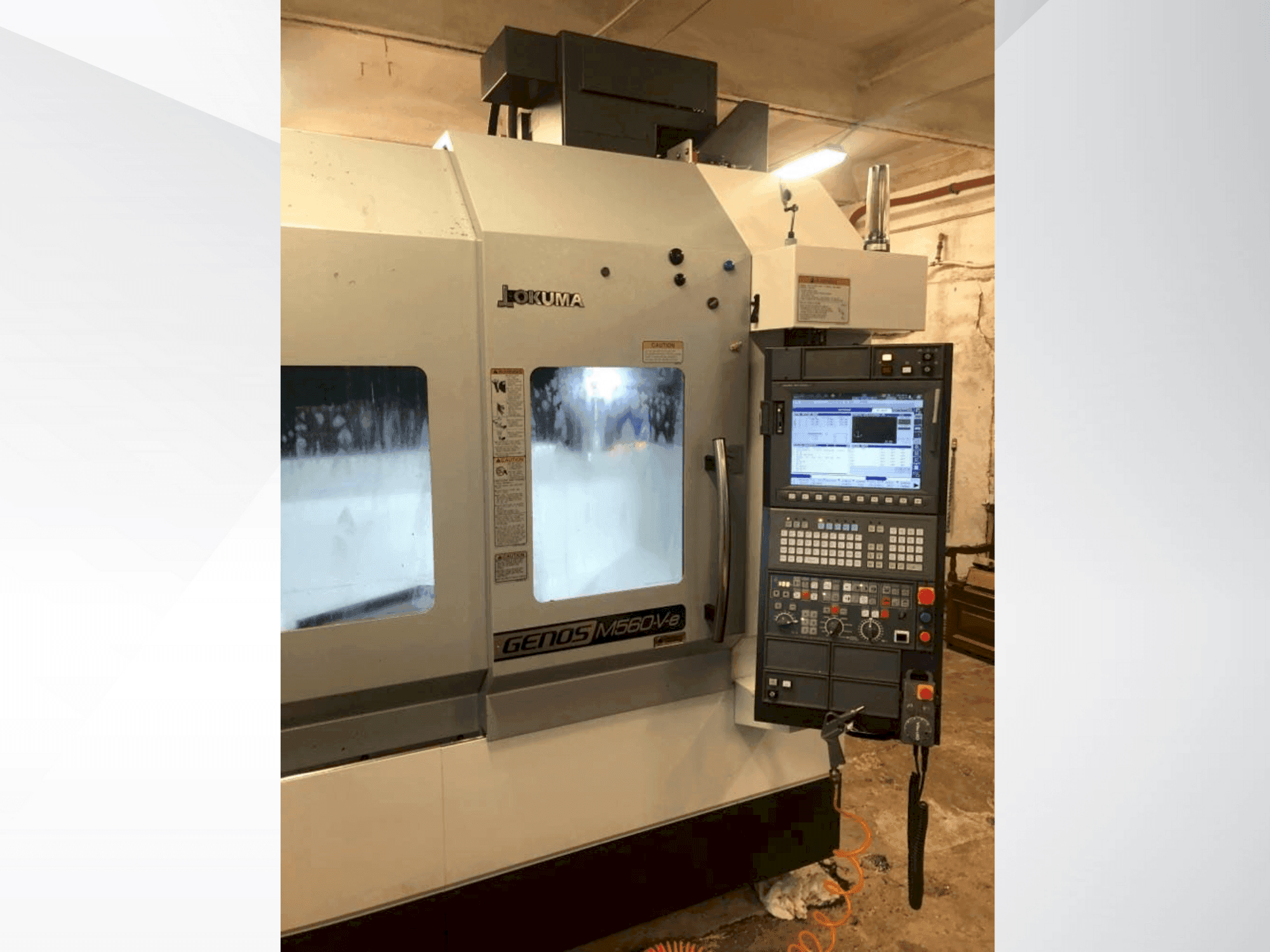 Okuma GENOS M560-V-e-maskinen framifrån