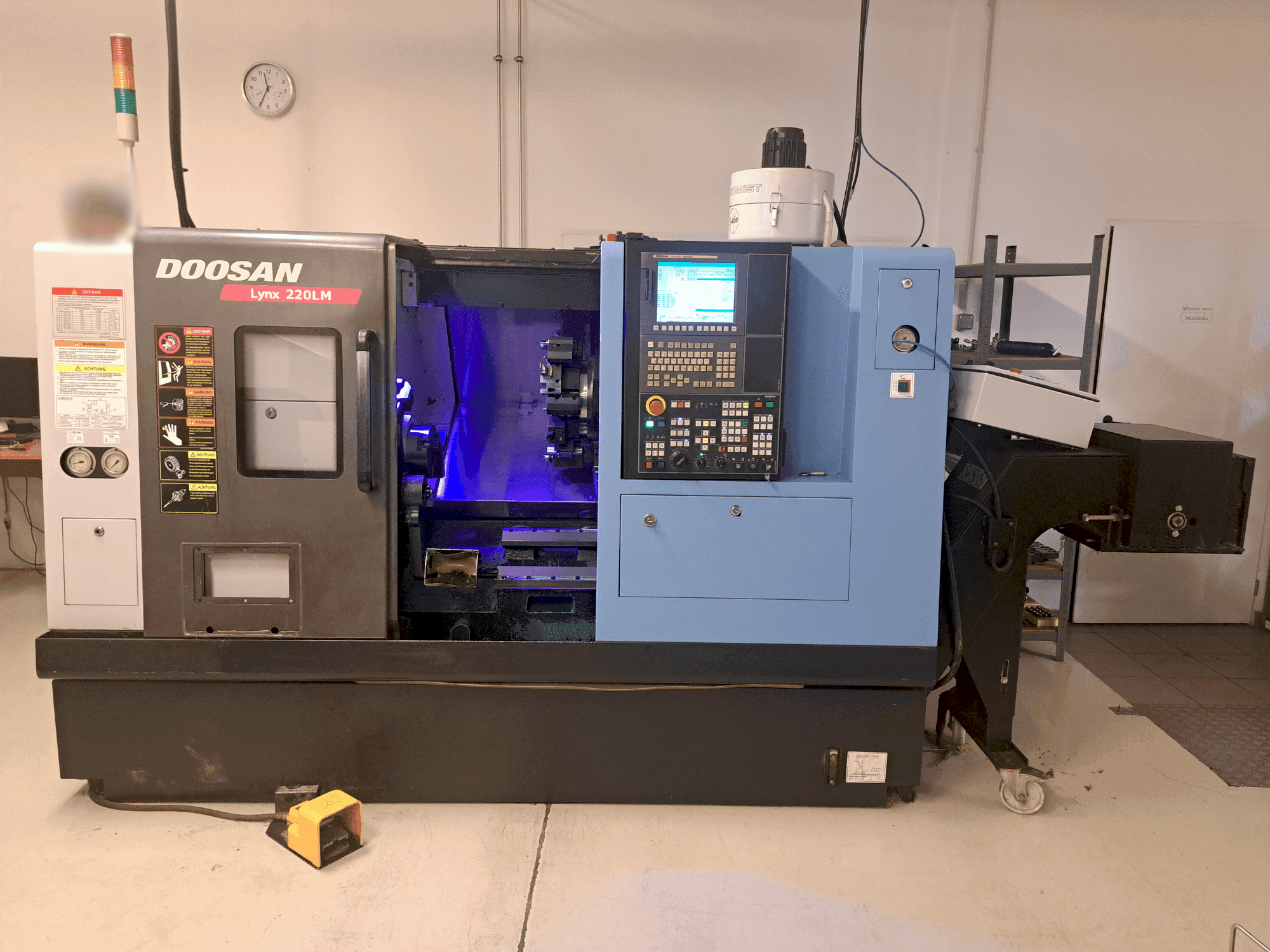 DOOSAN LYNX 220LMA-maskinen framifrån