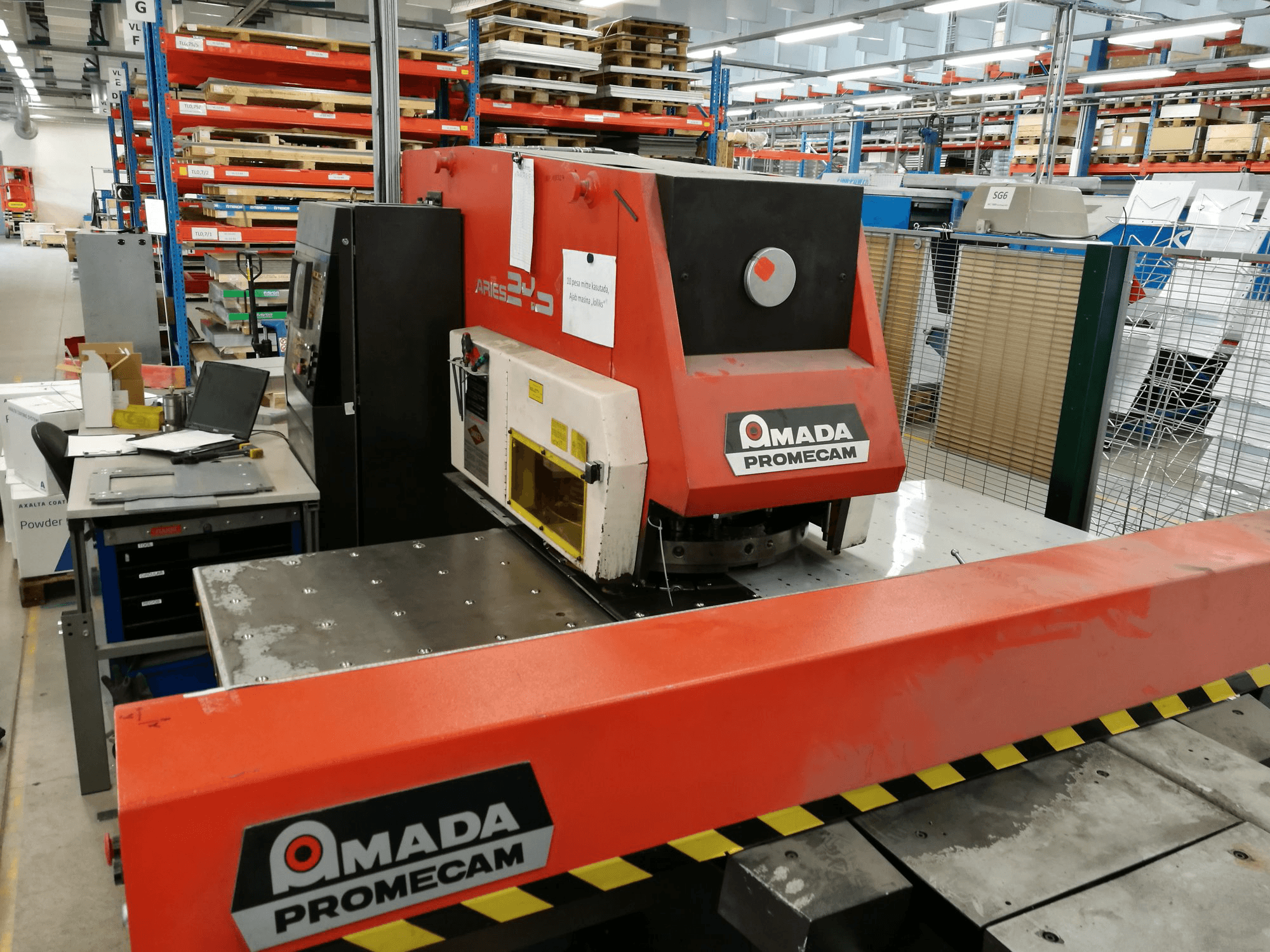 AMADA ARIES 245-maskinen framifrån