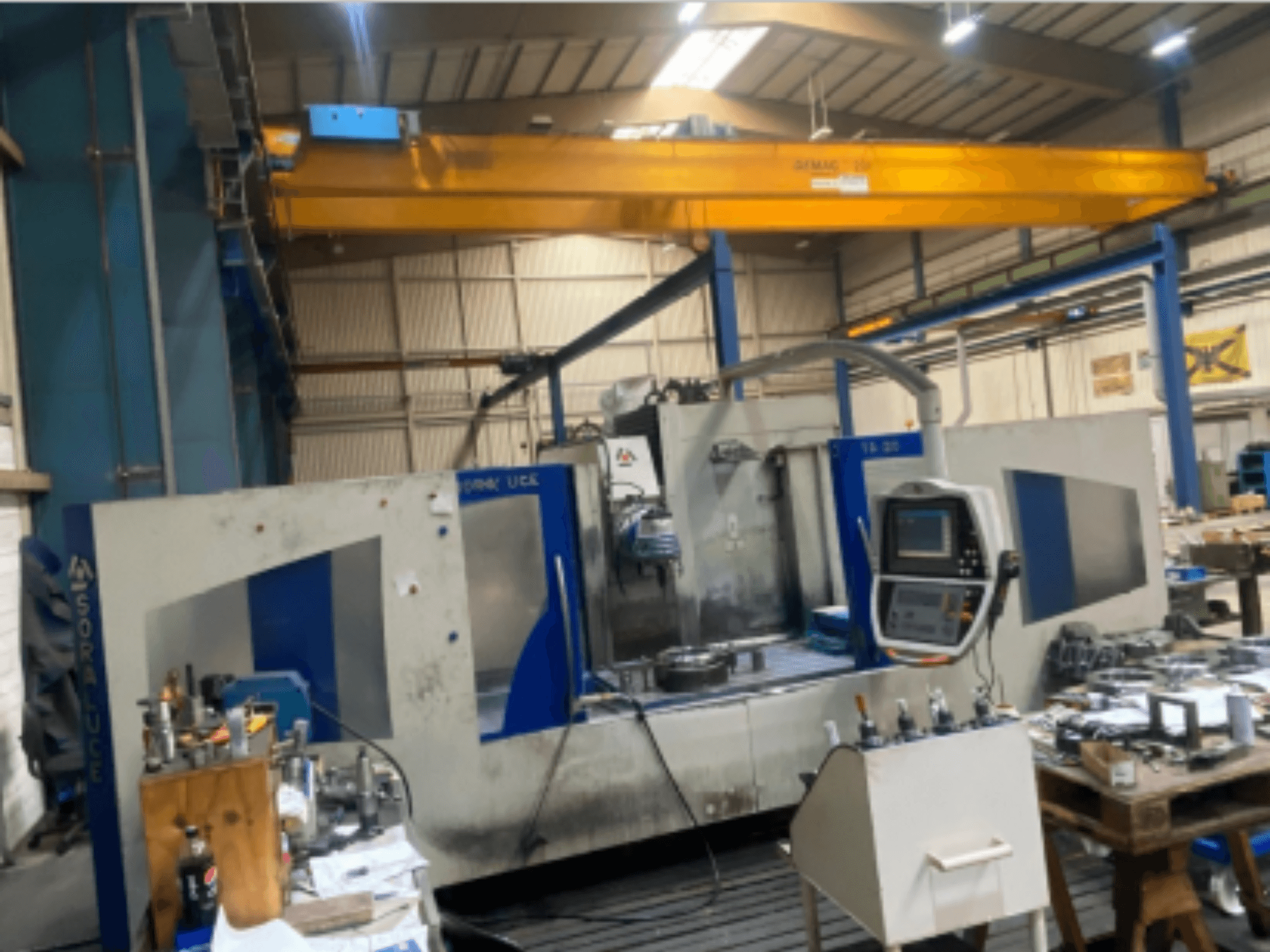 Soraluce TA-A20 bäddfräsmaskin, framifrån, visar kontrollpanelen och arbetsområdet med verktyg och material.