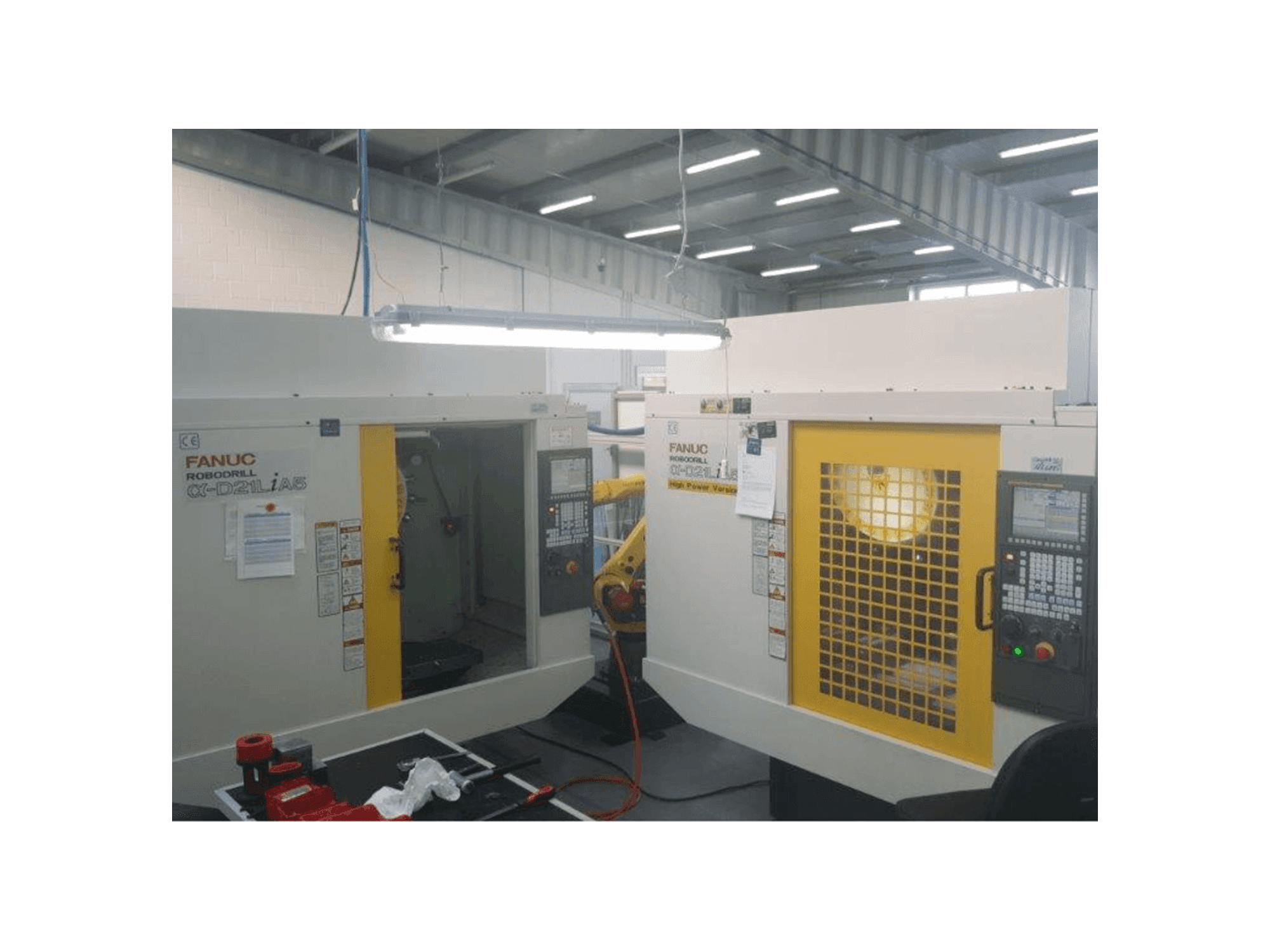 FANUC RoboDrills D21LiA5 + M20iA/M35-maskinen framifrån