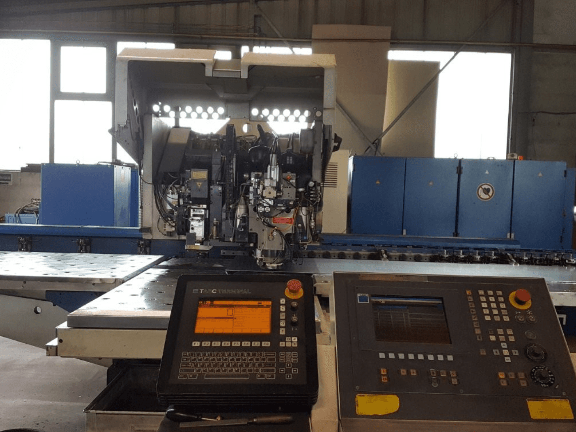 TRUMPF Trumatic 600L Punch-Laser Combo, framifrån, visar kontrollpanelen och maskinens detaljer i en verkstadsmiljö.