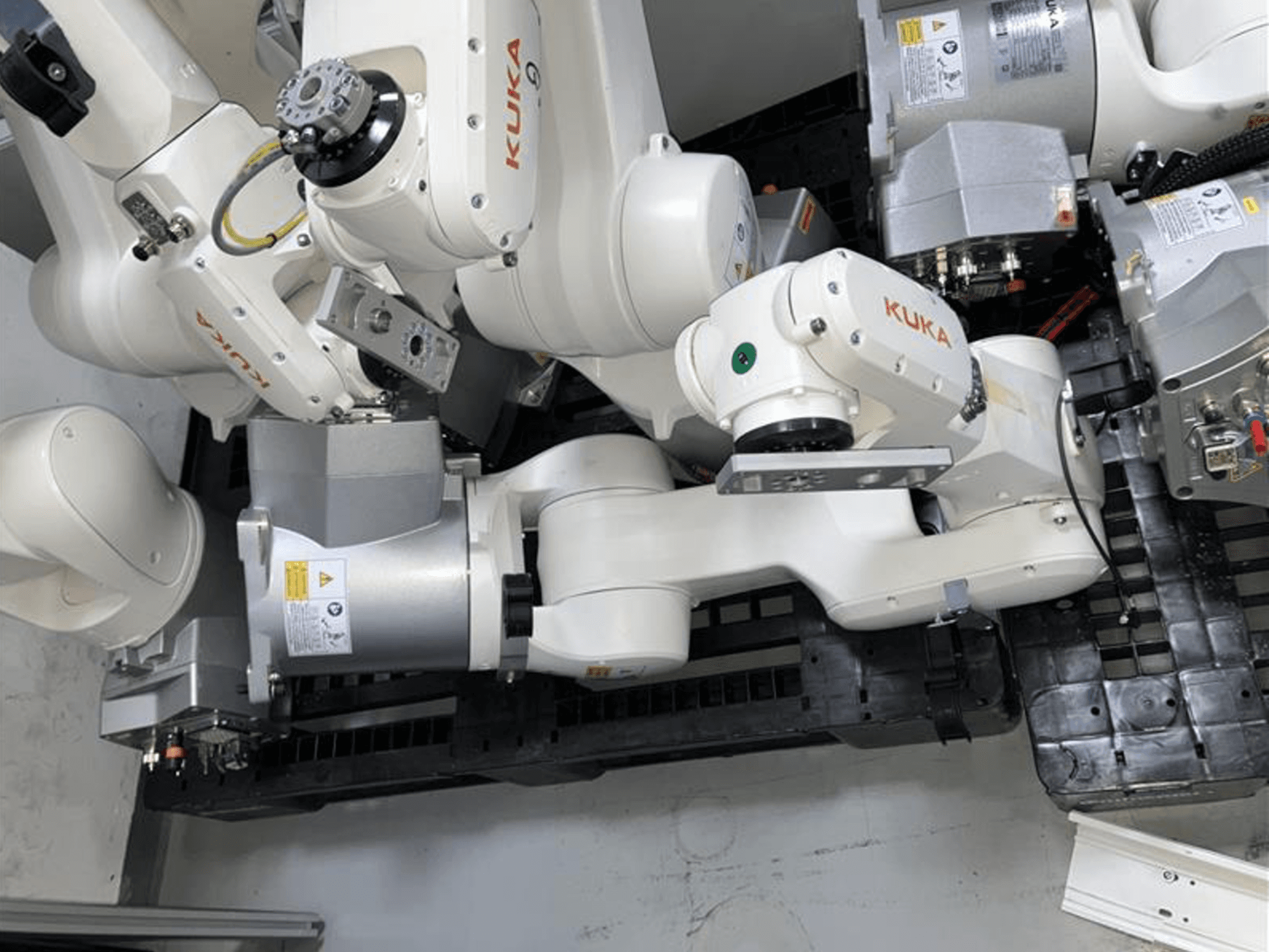 KUKA KR 10 R900-2 robotarm sedd uppifrån, som visar upp ledade leder och drivmotorer i en industriell miljö.