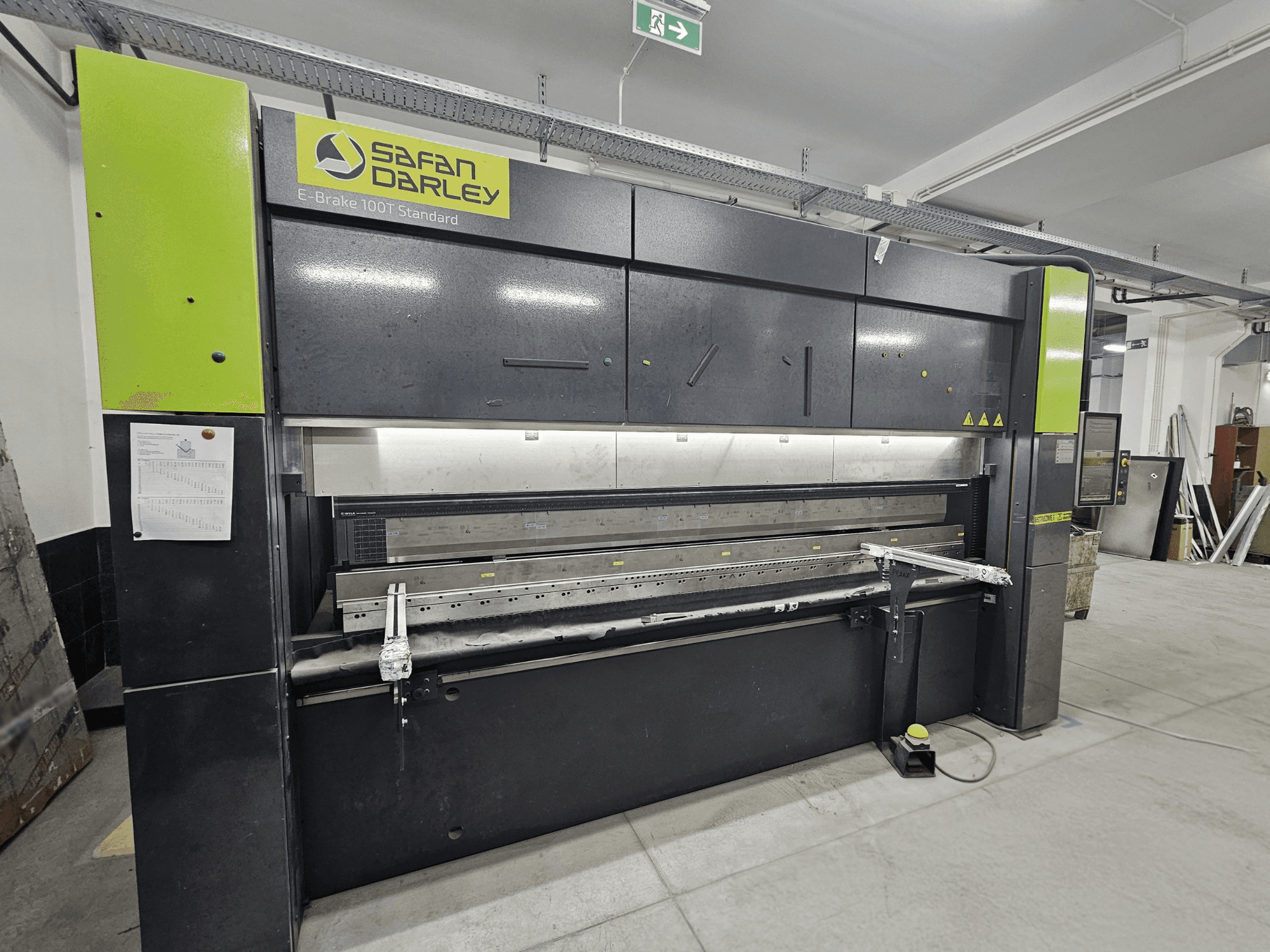 SafanDarley E-Brake 100T Standard, frontvy; hydraulisk bockningsmaskin med kontrollpanel, fotpedal och säkerhetsfunktioner.