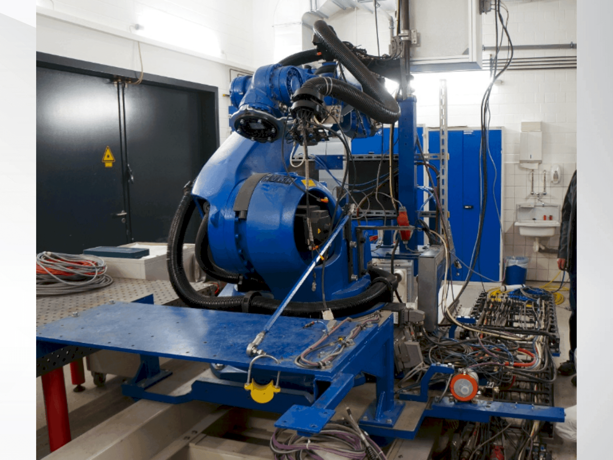 KUKA KR 100-2 HA 2000-maskinen sedd från sidan