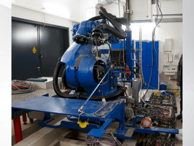 KUKA KR 100-2 HA 2000-maskinen sedd från sidan