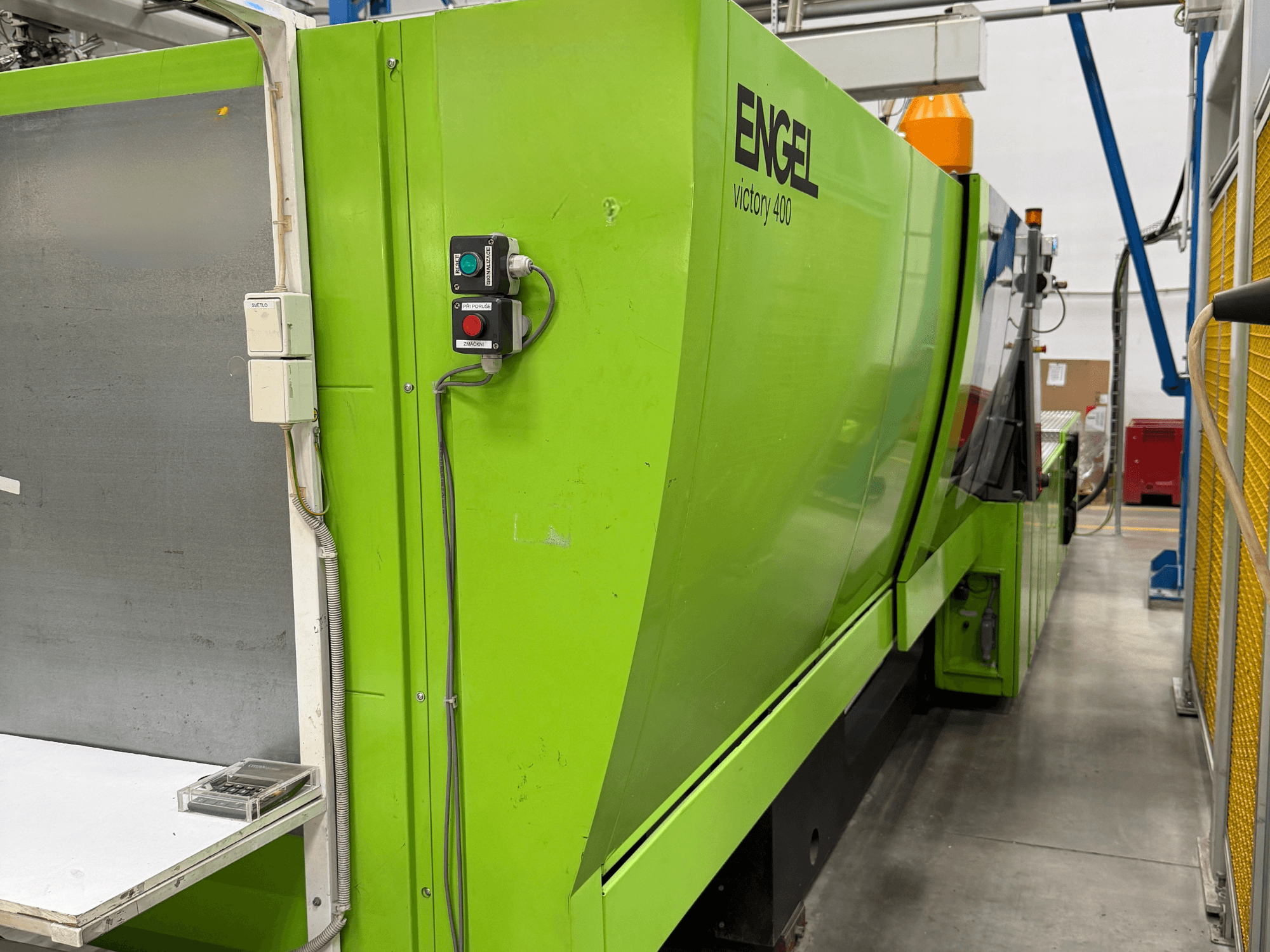 Hydraulisk formsprutningsmaskin av typen Engel Victory 400, sidovy, med kontrollpanel och grön ytfärg.