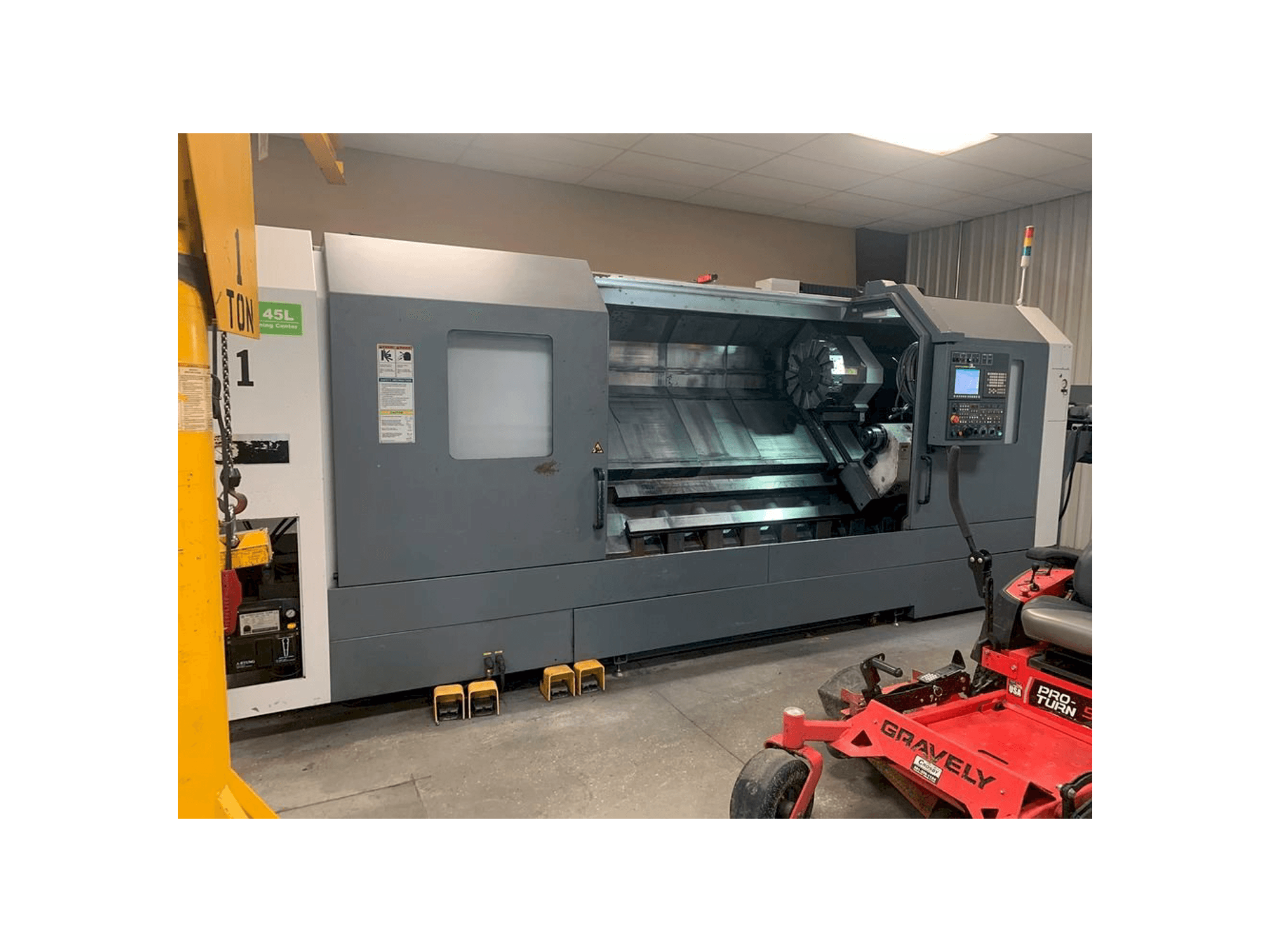 DMC DL 45L-maskinen sedd från vänster sida