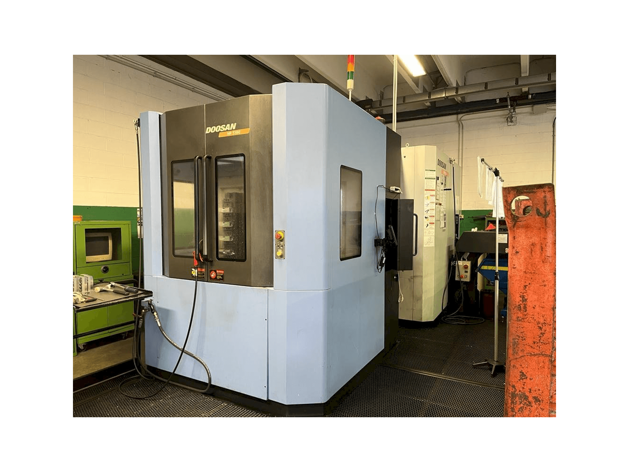 Doosan HP5100-maskinen sedd från vänster sida