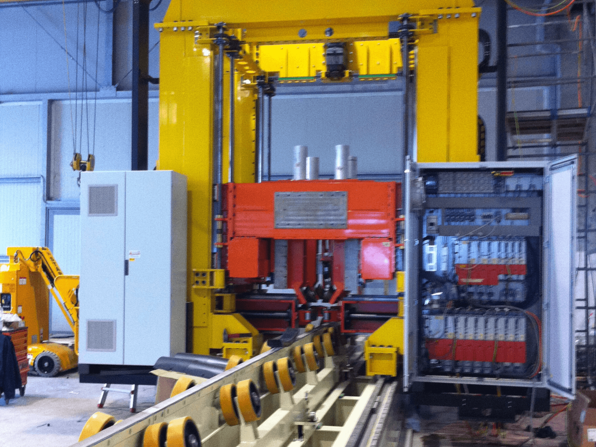 RONDA IMPIANTO LASERLOCKNINGS- OCH SVETSmaskin, framifrån med kontrollpanel och svetskomponenter, industriell miljö.
