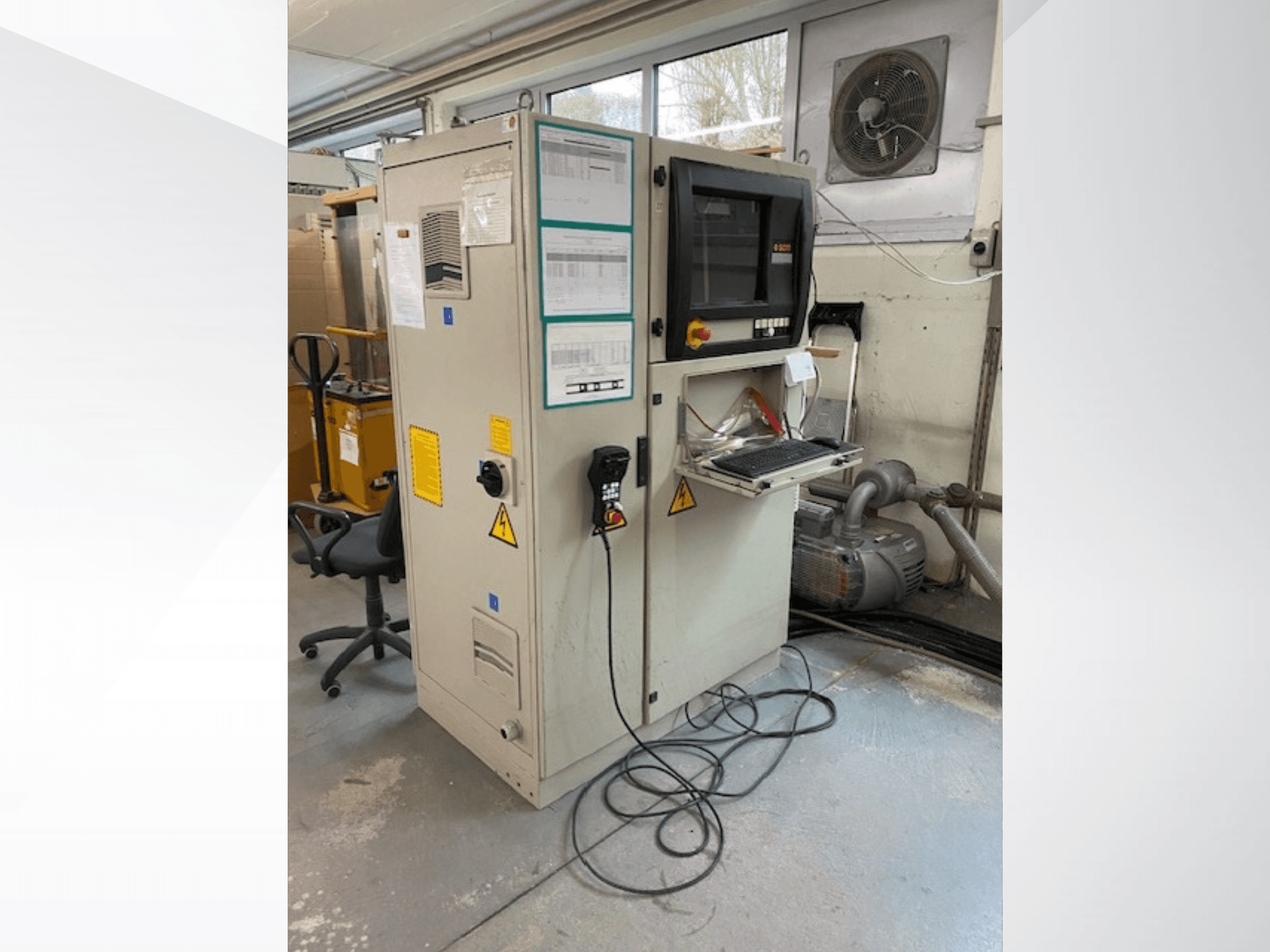 SCM Record 240 CNC-maskin för träbearbetning i sidovy, med kontrollpanel, säkerhetsetiketter och ansluten till en motor.