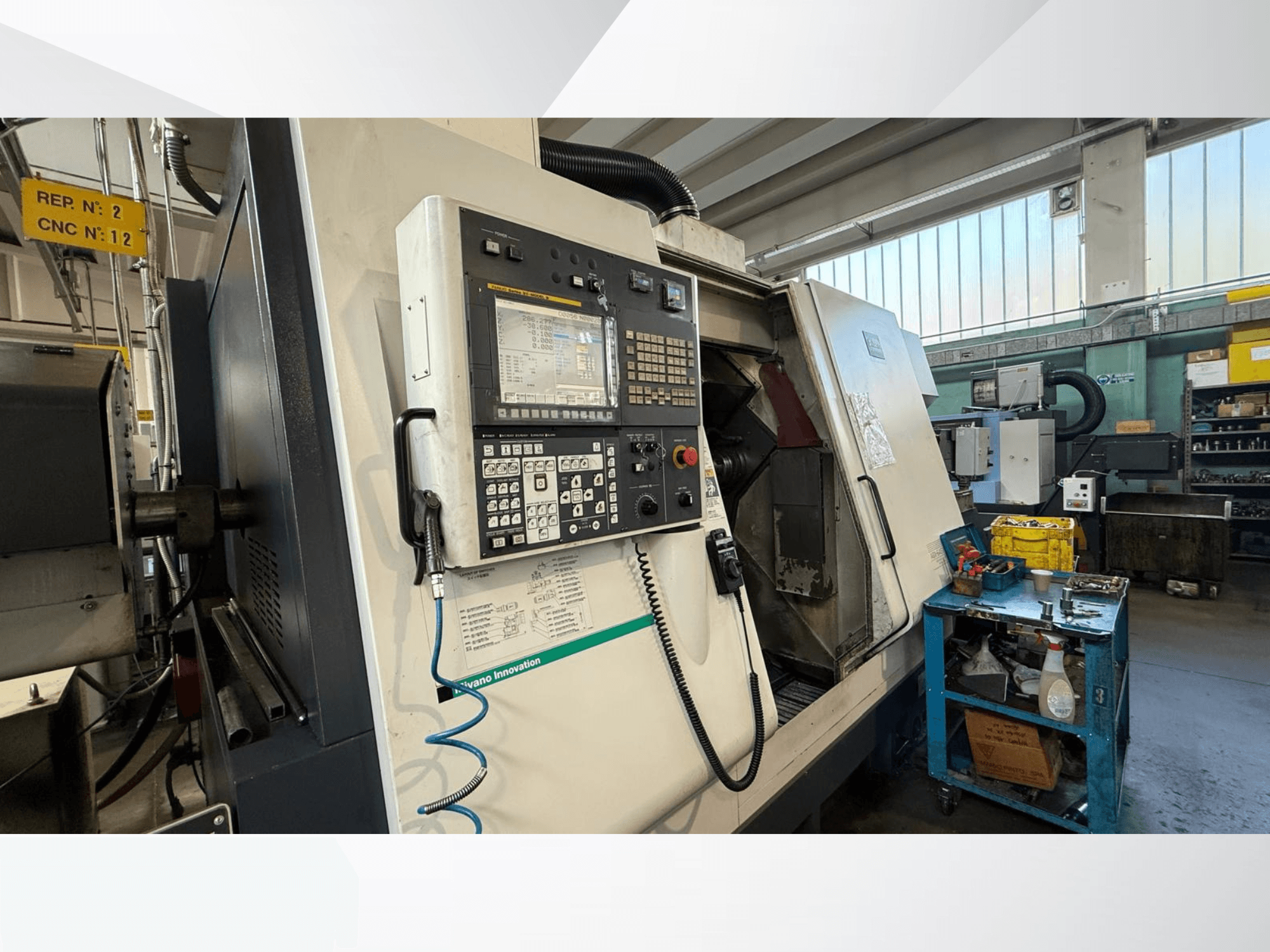 Miyano ABX64 YY2 horisontell svarv framifrån, med kontrollpanel, med verktyg och utrustning i verkstadsmiljö.