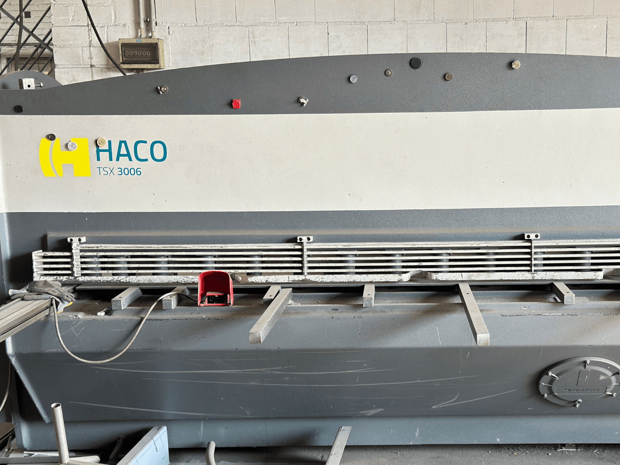 HACO TSX3006 MOT hydraulisk skärmaskin, framifrån, med skärblad av metall och kontrollpanel som visar driftdetaljer.