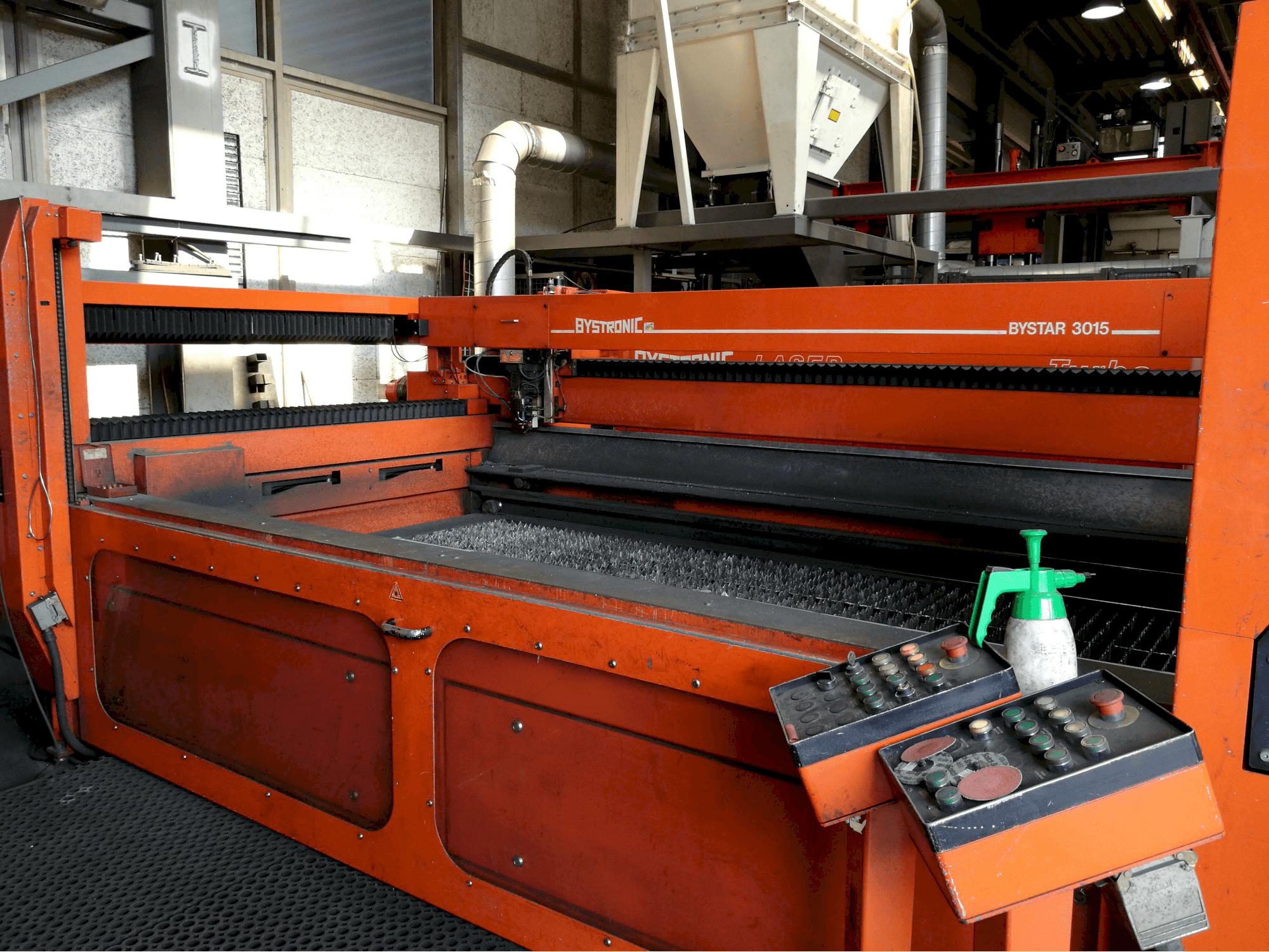 Bystronic-maskinen sedd från högerBystar 3015