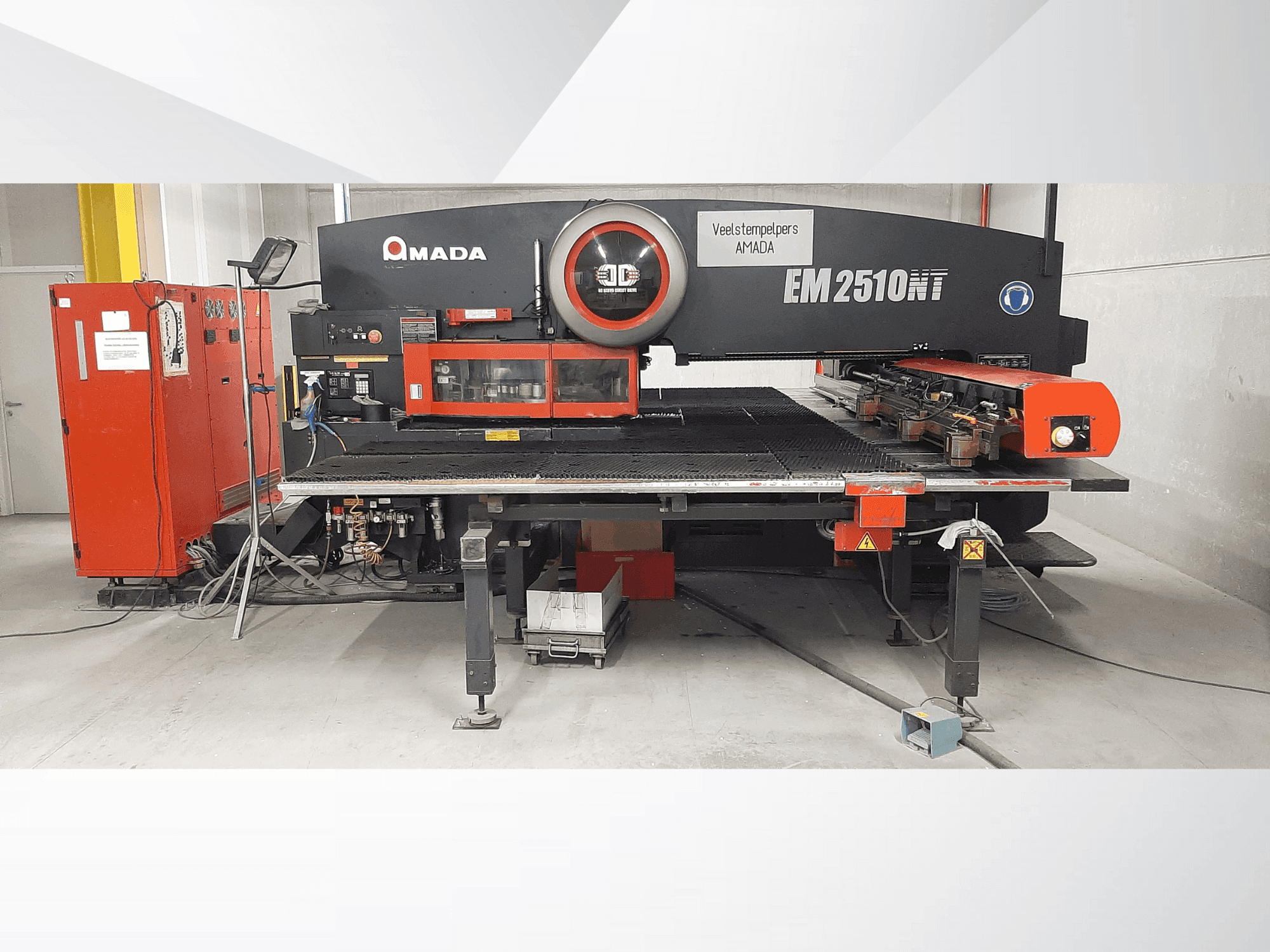 AMADA EM2510NT-maskinen framifrån