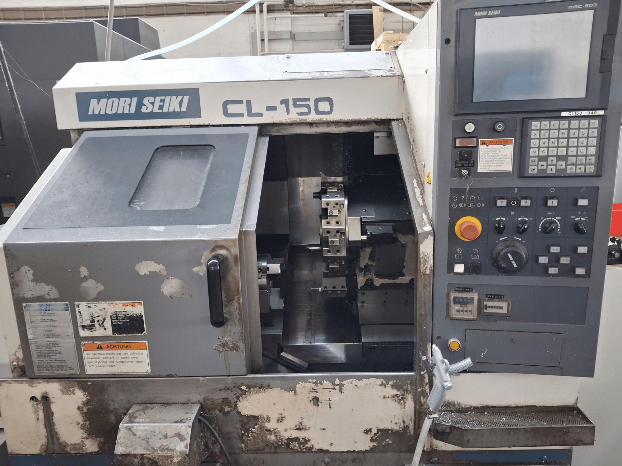 MORI SEIKI CL-150 horisontell svarv, vy framifrån. Med kontrollpanel, skärverktyg och driftdisplayer.