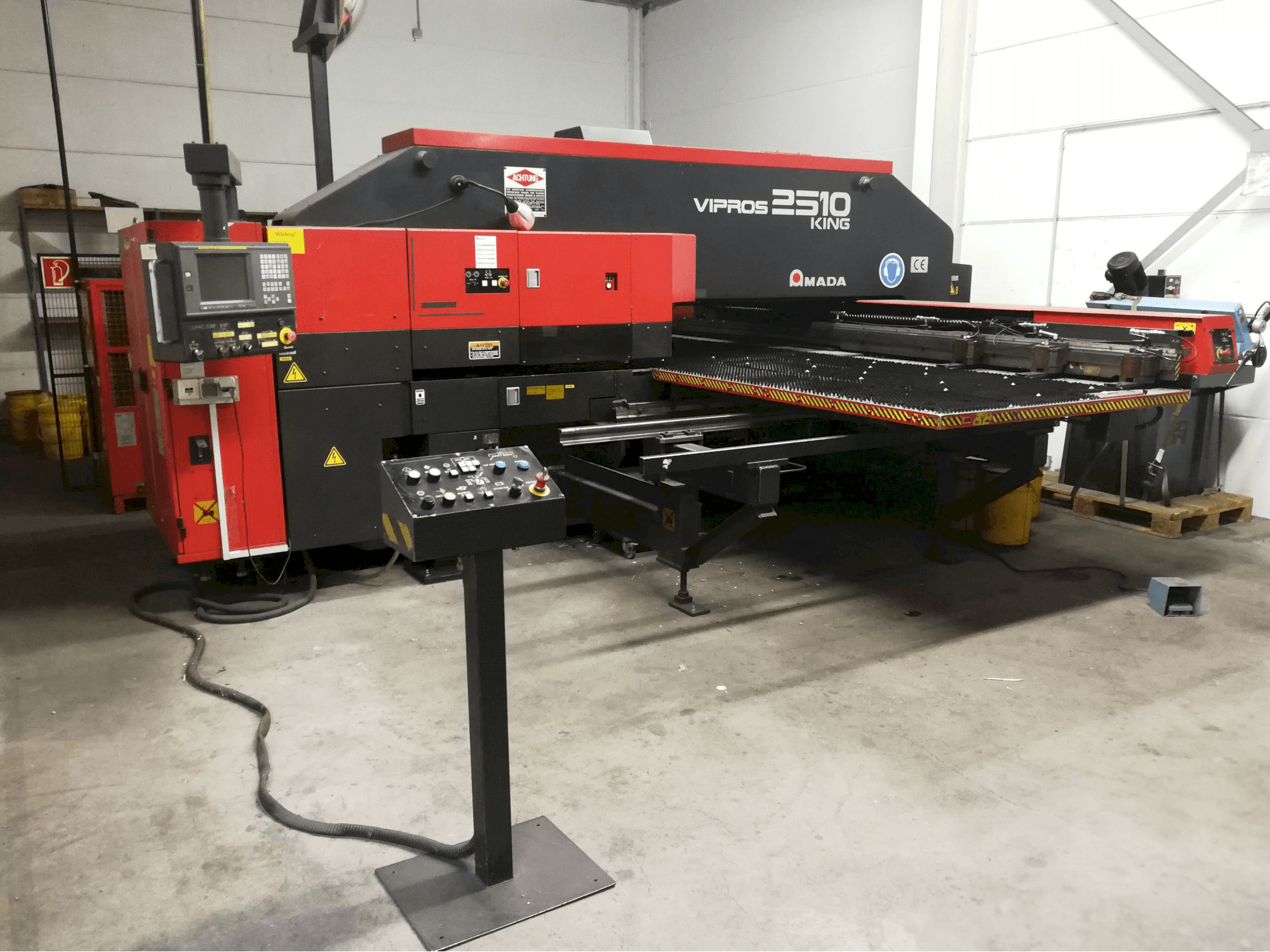 AMADA-maskinen framifrånVipros 2510 King