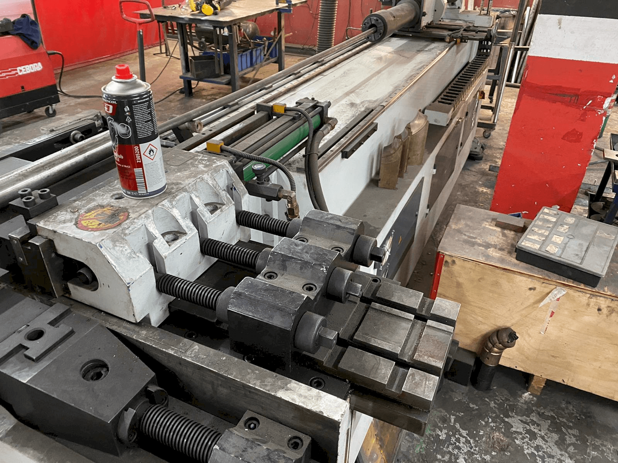 Segura Llunell SB-76-NCBL-maskinen framifrån