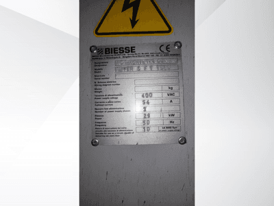 Biesse NC Machining Center teknisk specifikationsskylt, som visar spänning, vikt och effektdetaljer, vy från sidan.