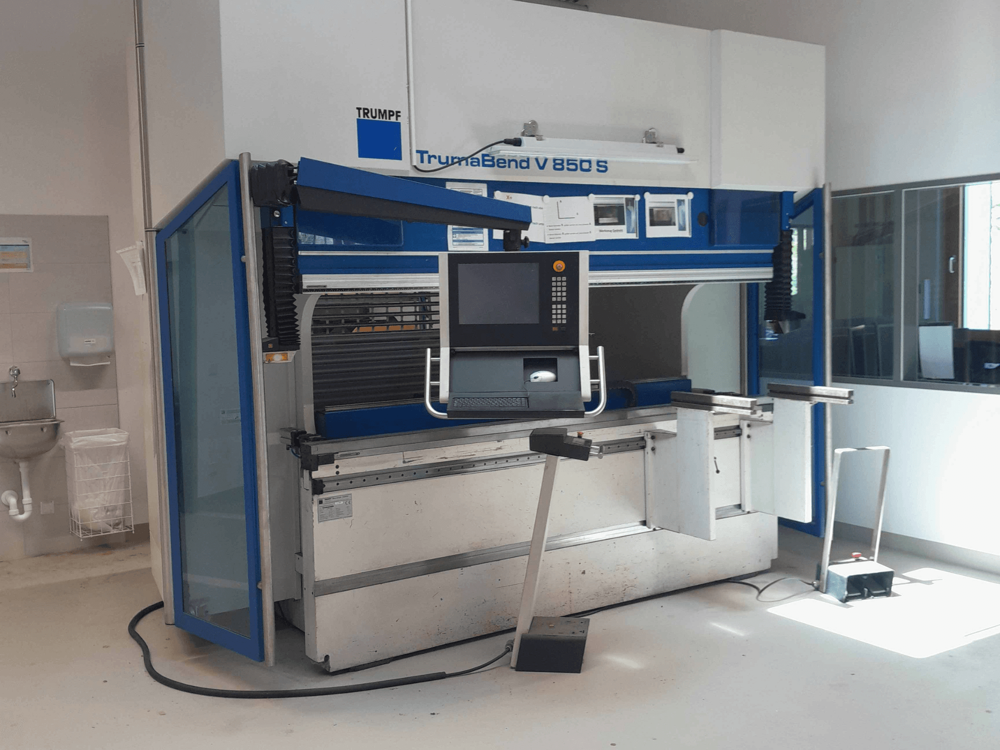 TRUMPF TrumaBend V 850 S kantpress, framifrån sett med manöverpanel och säkerhetsanordningar i en ljus arbetsmiljö.